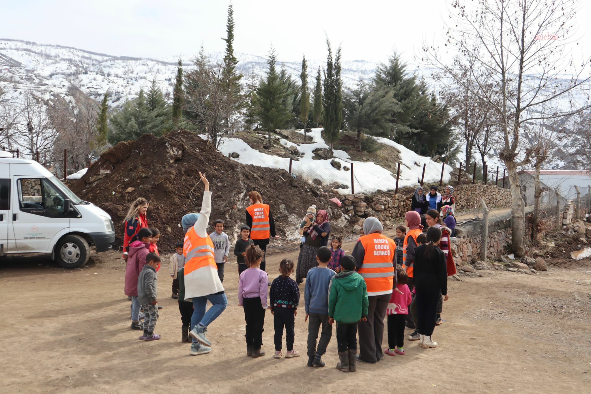 HEMPA ÇOCUK DERNEĞİ, DEPREMZEDE ÇOCUKLARA YÖNELİK PSİKO-SOSYAL DESTEK ATÖLYELERİ DÜZENLİYOR: OYUN OYNAMAK ÇOCUKLARIN EN TEMEL HAKLARINDAN BİRİSİDİR