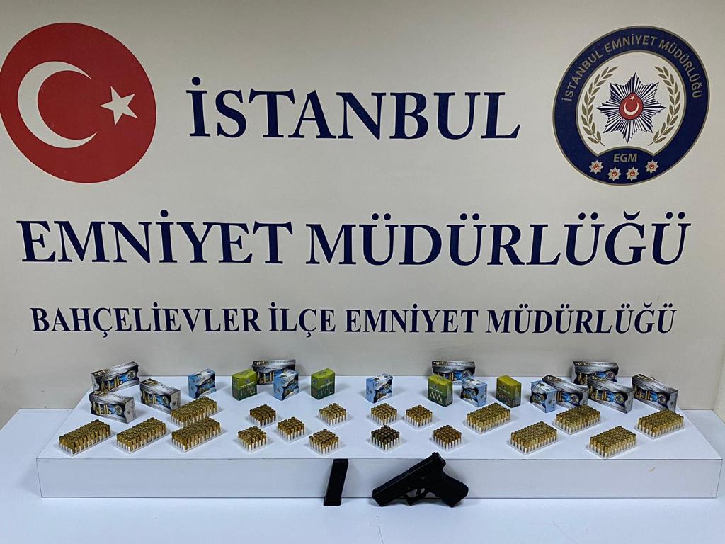 İSTANBUL EMNİYETİNDEN OPERASYON: BİR ADET RUHSATSIZ TABANCA, 698 ADET FİŞEK ELE GEÇİRİLDİ