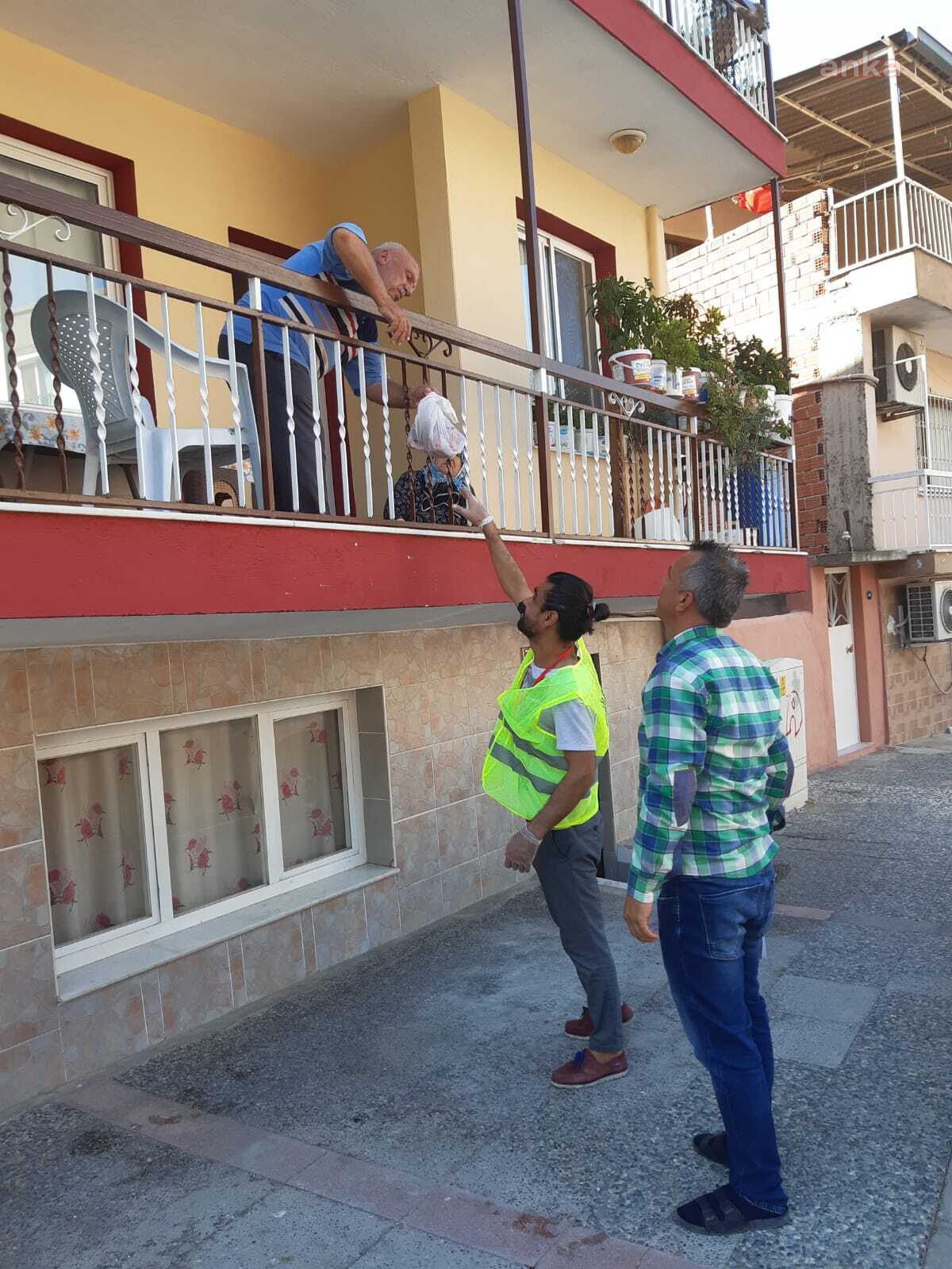 ÇİĞLİ BELEDİYESİ, KURBAN ETLERİNİ İHTİYAÇ SAHİPLERİNE DAĞITIYOR