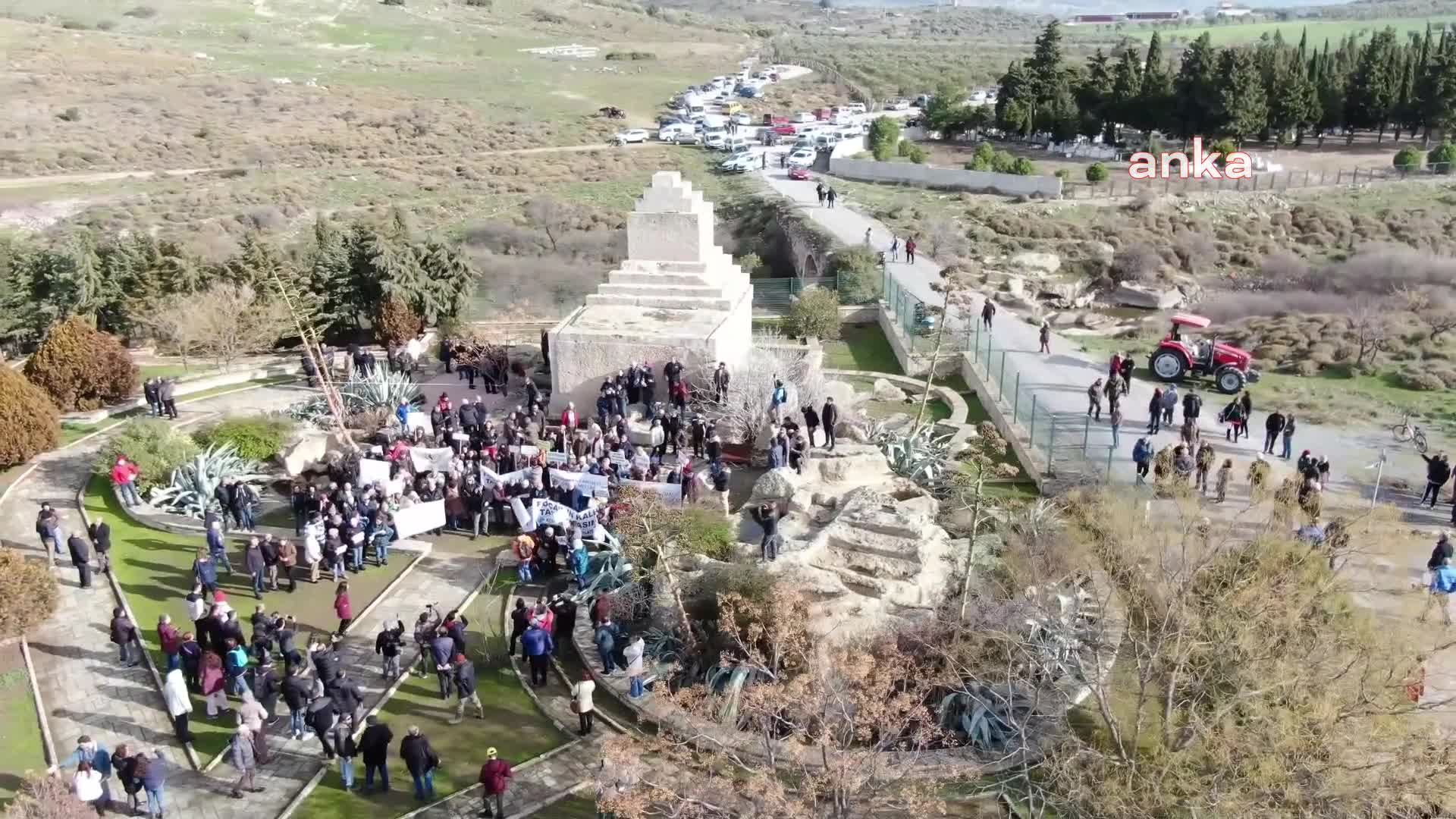 FOÇA'DA 2 BİN 500 YILLIK PERS MEZAR ANITI'NIN BULUNDUĞU ALANA KURULMAK İSTENEN TAŞ OCAĞI PROJESİ İPTAL EDİLDİ