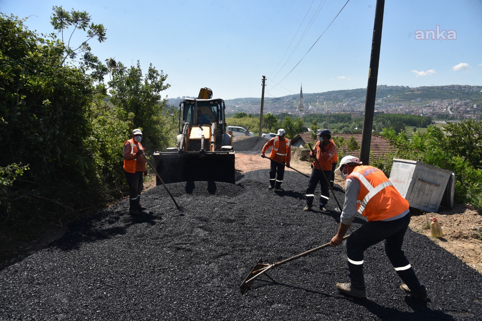 İZMİT BELEDİYESİ'NDEN KARADENİZLİLER MAHALLESİ'NE YENİ ASFALT YOL
