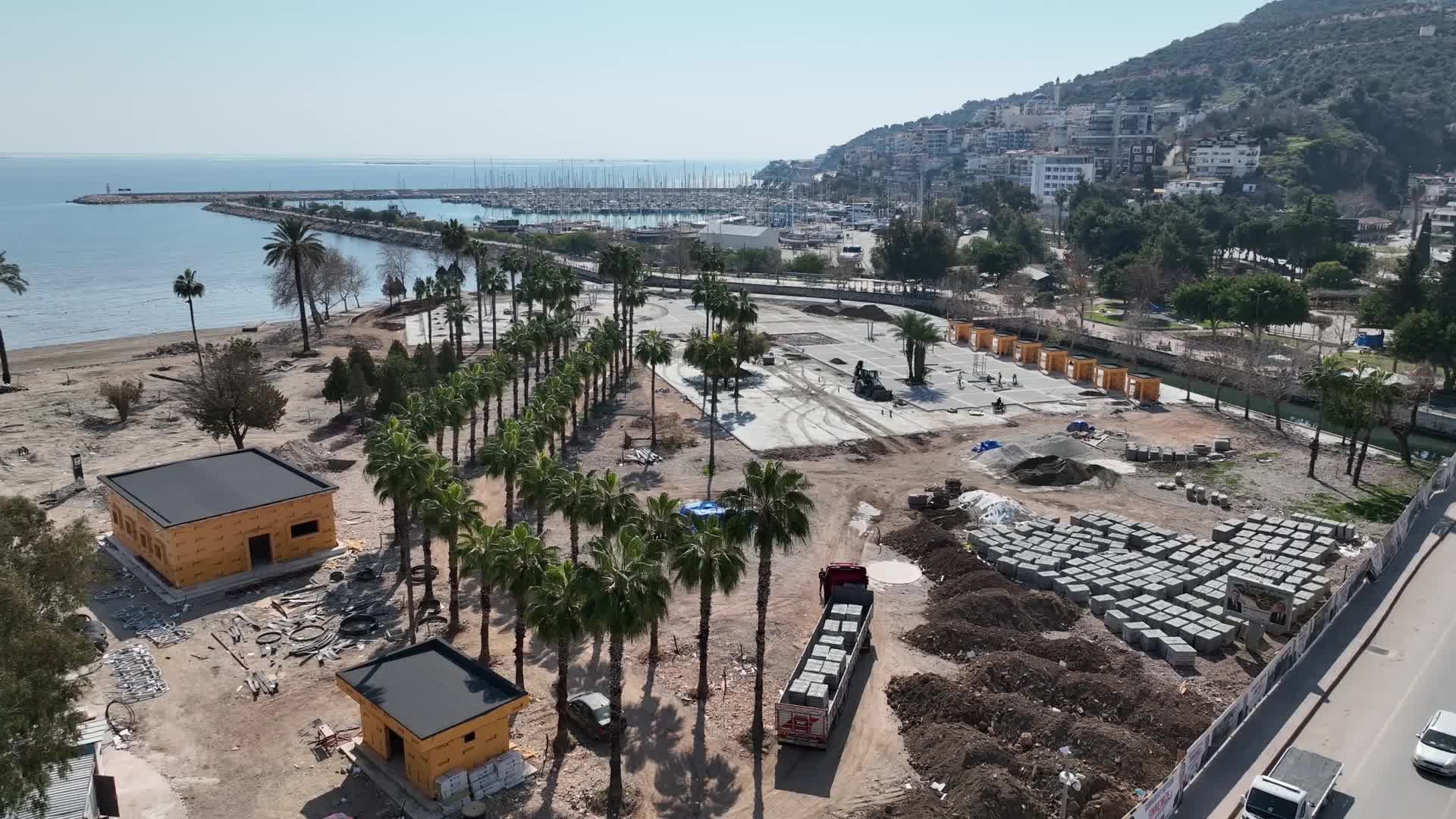 ANTALYA BÜYÜKŞEHİR, FİNİKE CUMHURİYET MEYDANI PROJESİ’NDE SONA YAKLAŞIYOR