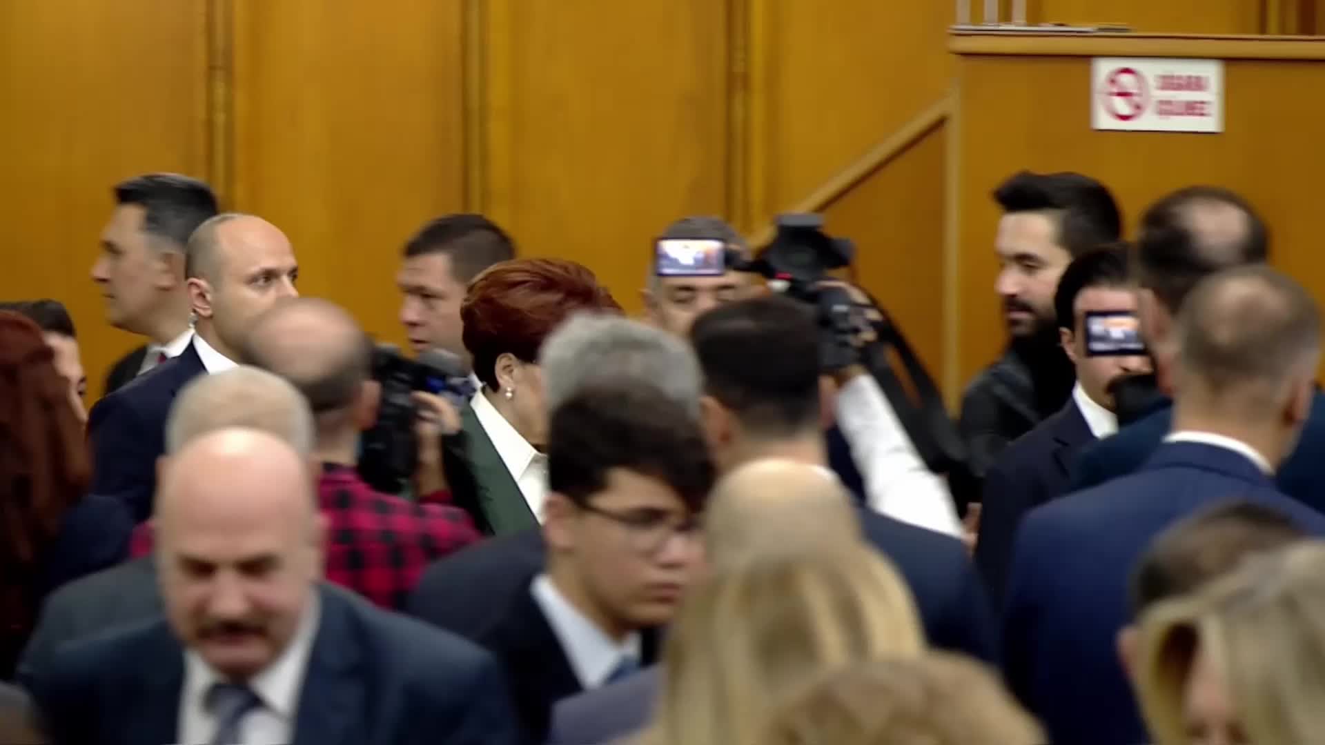 AKŞENER: MADEM HELALLİK ALACAKSIN; O ZAMAN ÖNCE AZİZ MİLLETİMİZİN ÖNÜNE SANDIĞI GETİRECEKSİN, HELALLİĞİ DE ÖYLE İSTEYECEKSİN. SANDIĞI GETİRECEKSİN MİLLETİMİZ SANA NE DİYECEK GÖRECEKSİN
