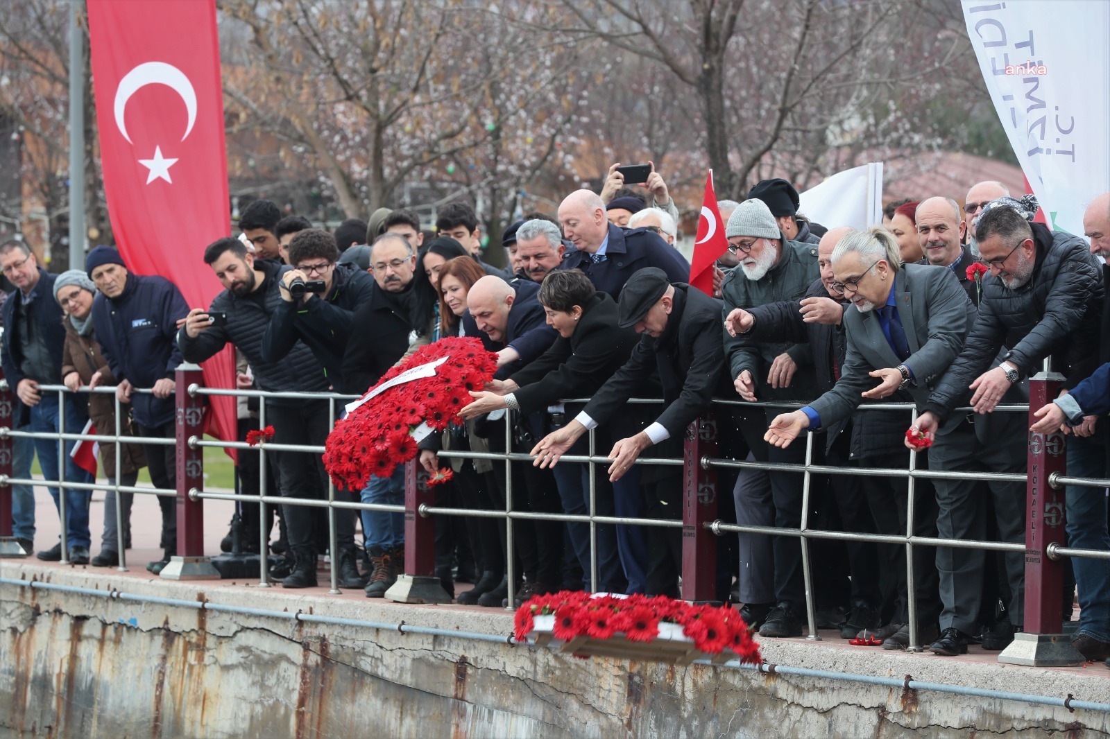 İZMİT BELEDİYESİ, ÜSKÜDAR VAPURU FACİASI'NDA YAŞAMINI YİTİRENLERİ ANDI
