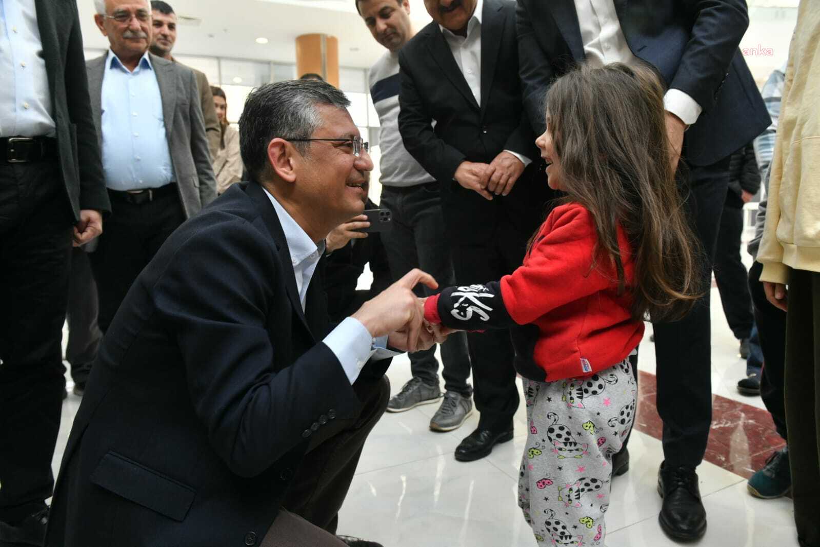ÖZGÜR ÖZEL, MERSİN YENİŞEHİR BELEDİYESİ GİYSİ EVİ'NDE DEPREMZEDELERİ ZİYARET ETTİ
