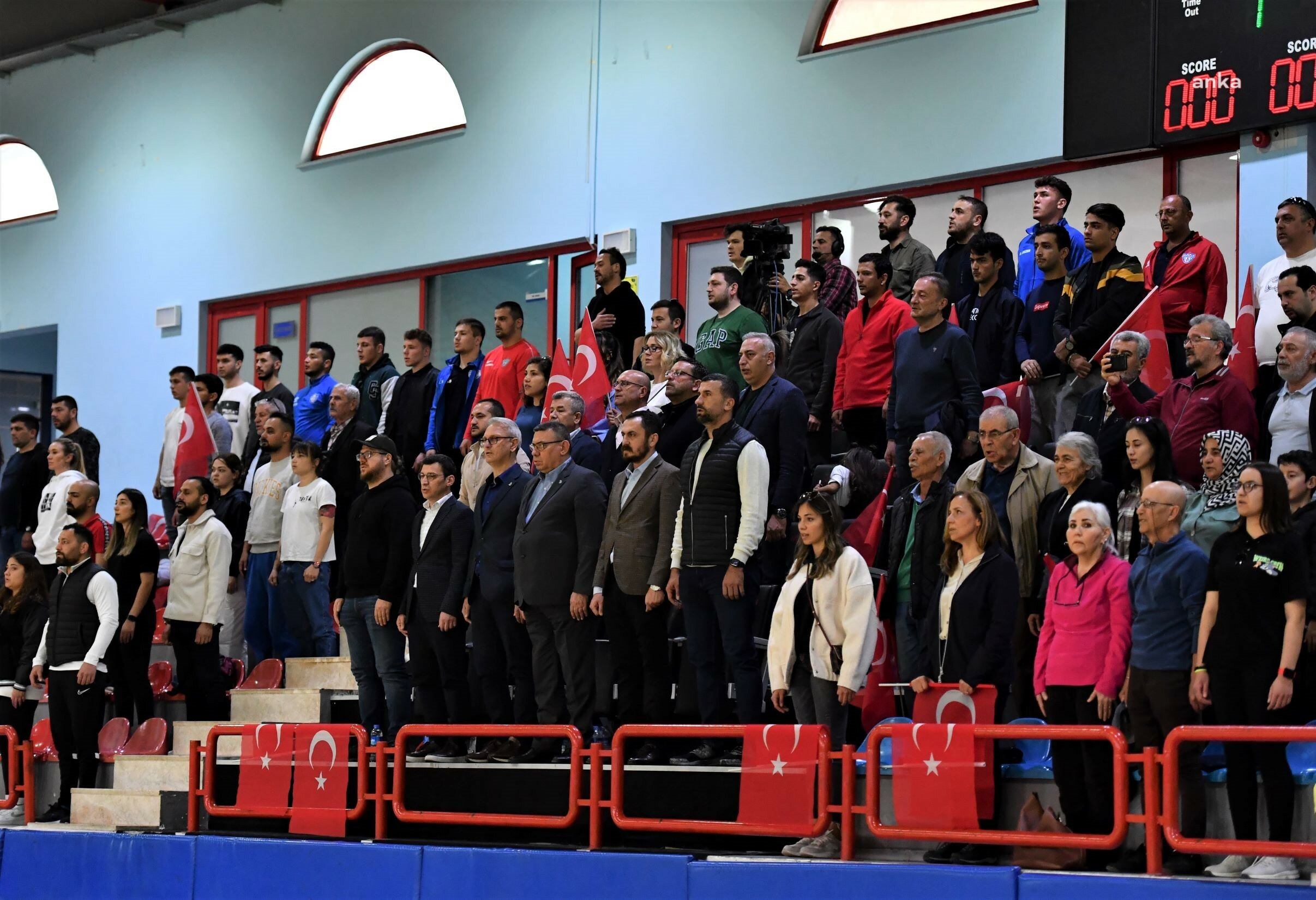 KONYAALTI BELEDİYESİ KADIN HENTBOL TAKIMI YARI FİNALE AVANTAJLA GİDİYOR