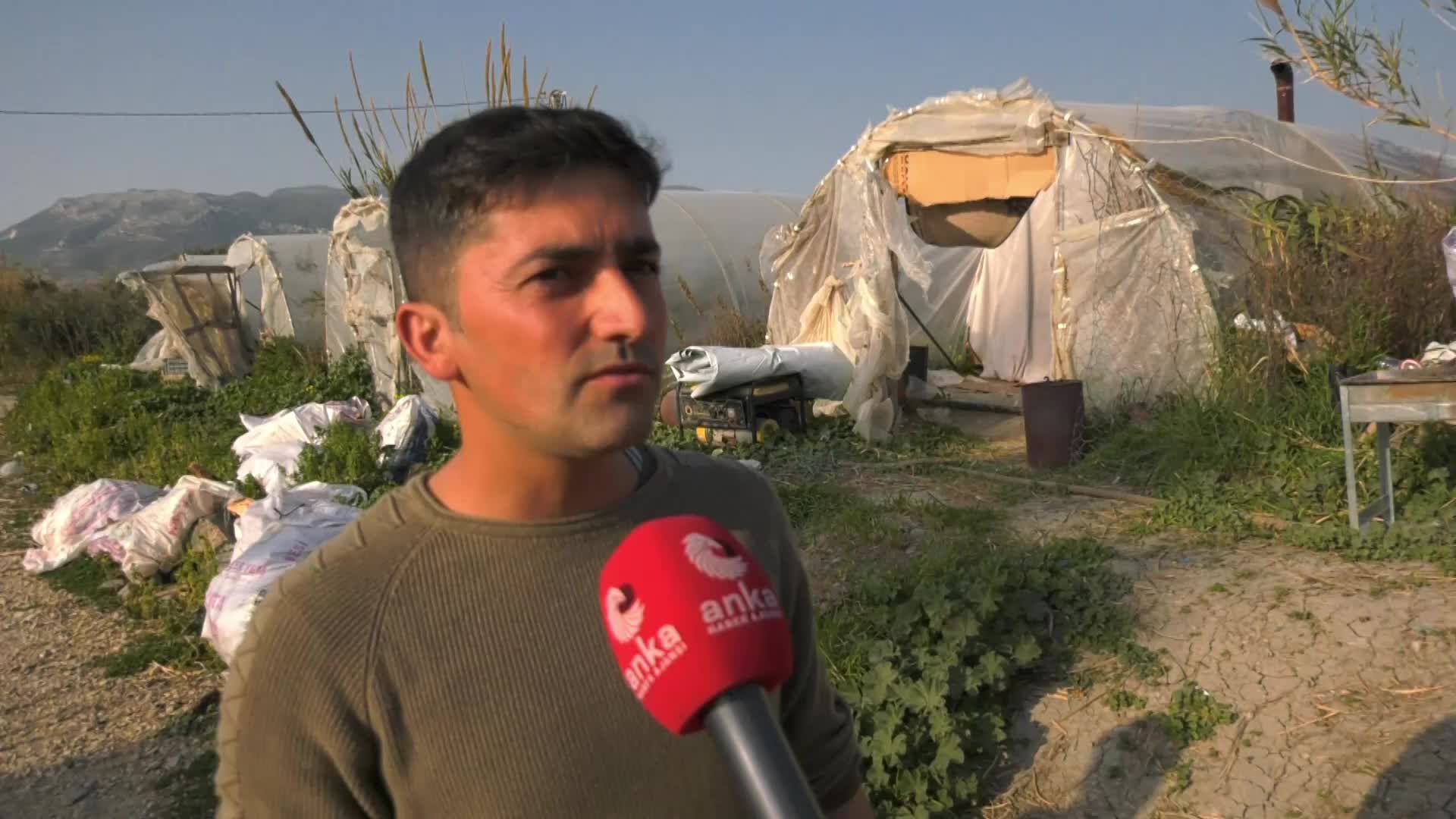 HATAYLI DEPREMZEDE, “ÇADIRLARINI SATIN ALDIKLARINI” SÖYLEDİ: ÇADIRI, KIZILAY’IN SATTIĞI KİŞİLERDEN ALDIK. 4-5 BİN LİRALIK ÇADIRI, BİN LİRAYA VERDİĞİNİ SÖYLEDİLER. 180 TL’LİK ÇADIRI, 900 TL KOYARAK ALDIM. BEDAVA HİÇBİR ÇADIR ALMADIM”