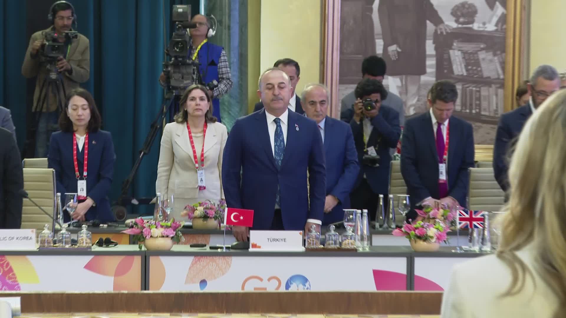 G20 DIŞİŞLERİ BAKANLARI TOPLANTISI, TÜRKİYE’DEKİ DEPREMLERDE YAŞAMINI YİTİRENLERE SAYGI DURUŞU İLE BAŞLADI