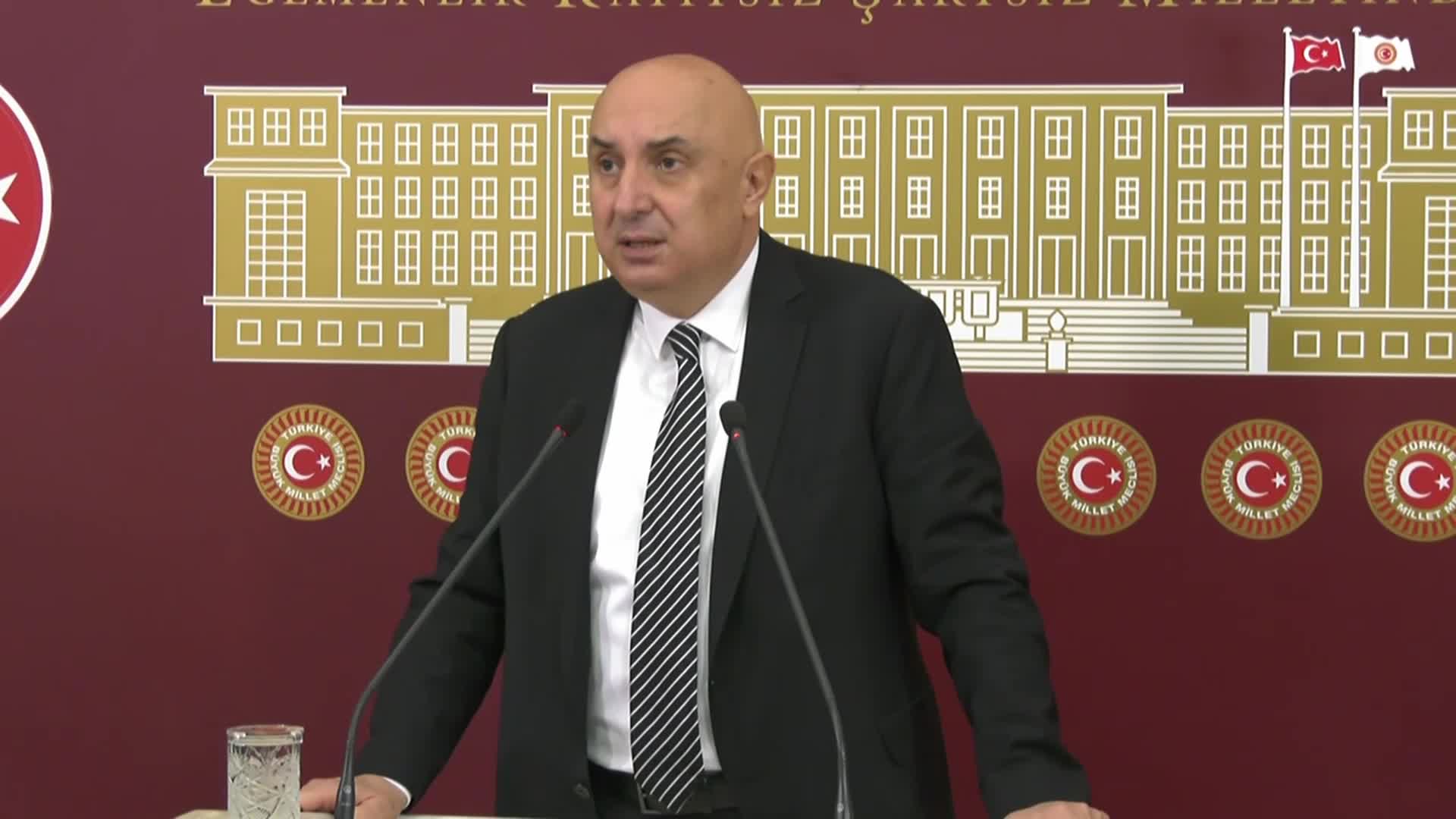 ENGİN ÖZKOÇ: “MİLLETİMİZİN İSYANI SADECE BİR HAYKIRIŞ, BİR FERYAT; ÖLEN ÇOCUKLAR, KADINLAR, AİLELER İÇİN, KALDIRILAMAYAN CENAZELER İÇİN. GÖREVE ÇAĞIRIYOR HÜKÜMETİ. ‘GEREĞİNİ YAP’ DİYOR. YAPIYOR MU? YAPMIYOR. ‘BİR ARAYA GELİP DE FERYAT ETMEYİN’ DİYOR”