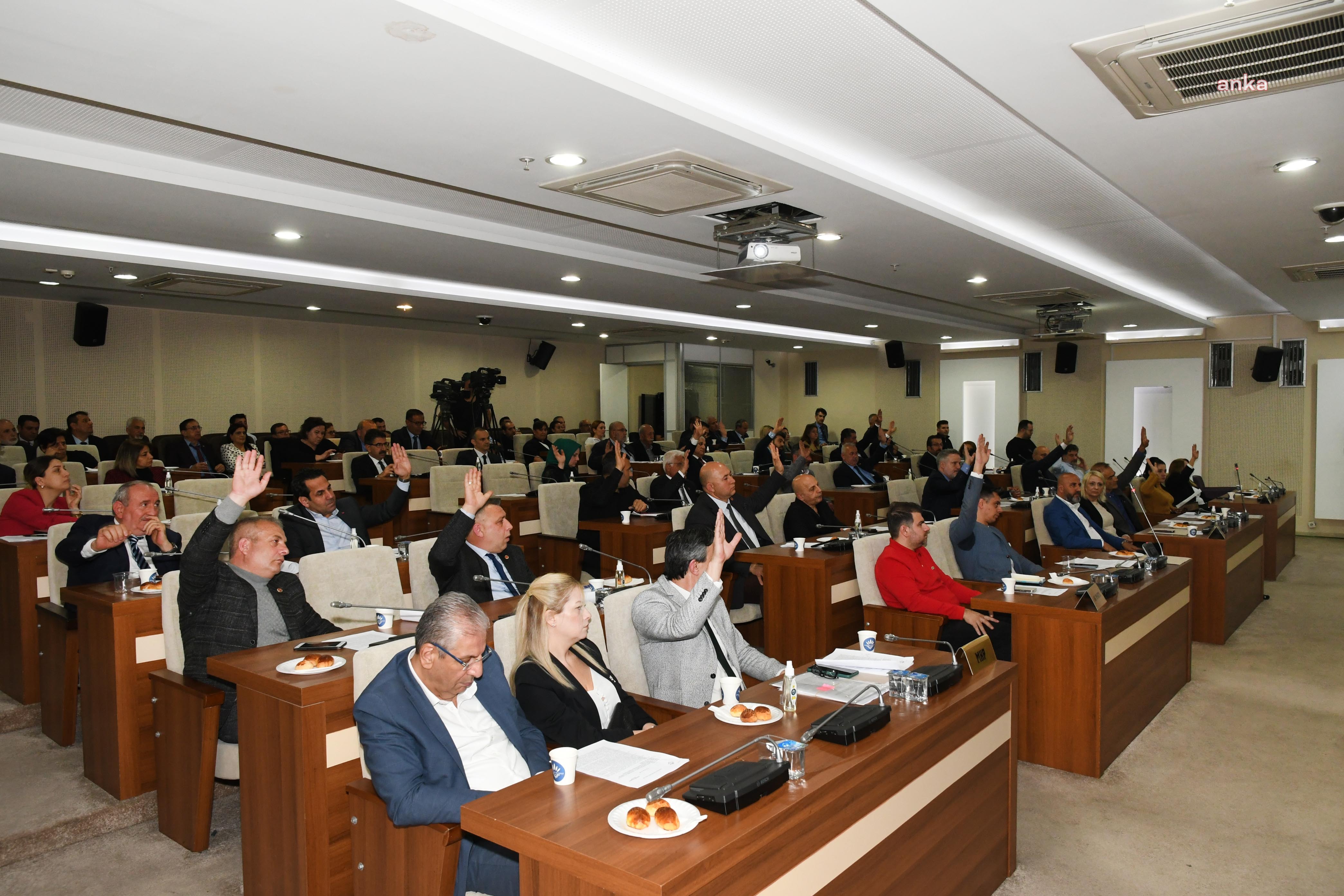 KARABAĞLAR BELEDİYE MECLİSİ'NDE DEPREMDE HAYATINI KAYBEDENLER İÇİN SAYGI DURUŞU