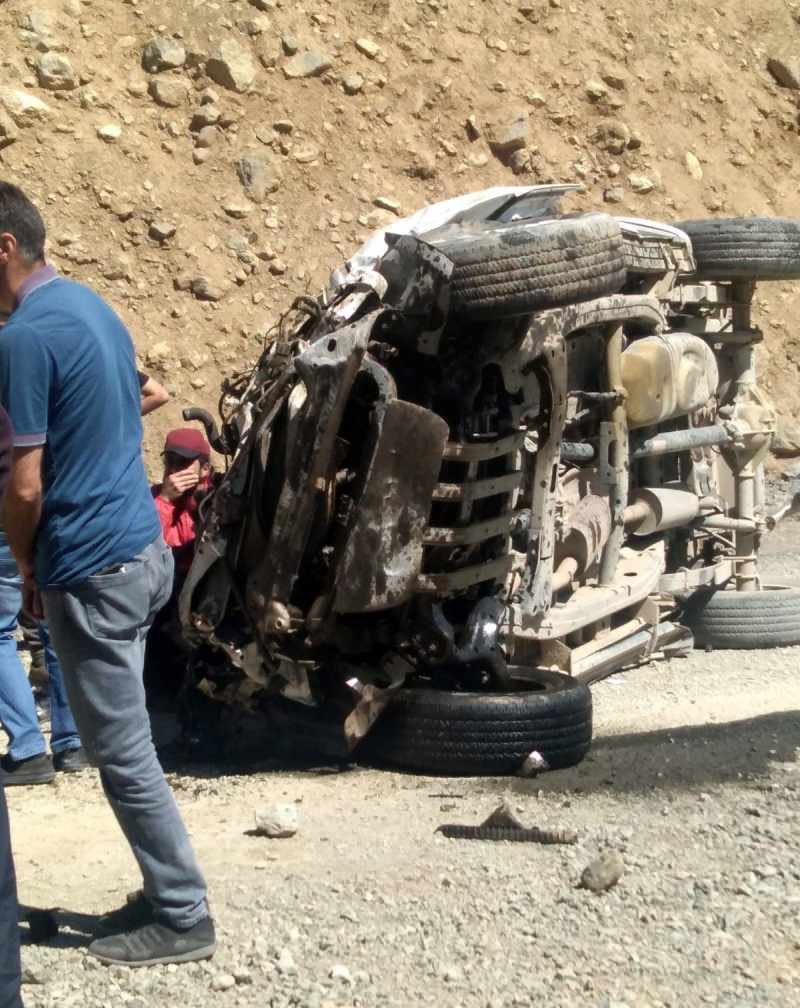 HAKKARİ YÜKSEKOVA'DA ARAÇ UÇURUMA YUVARLANDI: ÖLÜ VE YARALILAR VAR