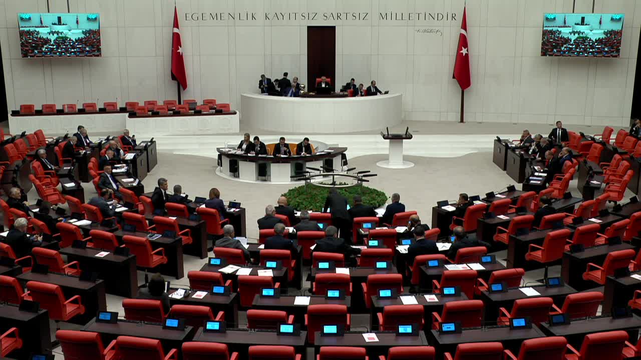 SİBEL ÖZDEMİR'DEN BAKAN ÖZER'E: “YÜZ YÜZE VEYA HİBRİT EĞİTİM YAPMAK İSTEYEN ÜNİVERSİTELERE YÖK’ÜN BASKISI OLMUŞ MUDUR?”
