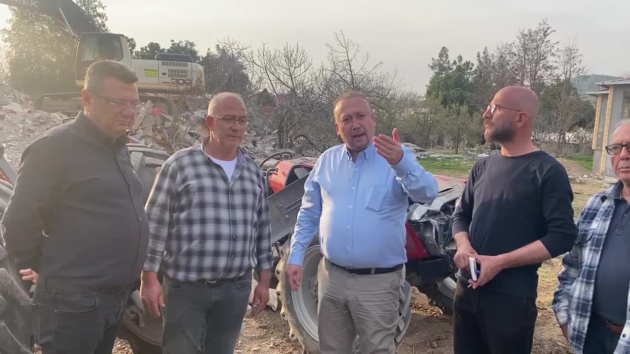 DEPREMDE TARIM ALETLERİ ENKAZ ALTINDA  KALAN KÖYLÜLERİ ZİYARET EDEN ÖZKAN YALIM: “TRAKTÖR GETİRİLMEZSE TARIM İMKANSIZ HALDE"