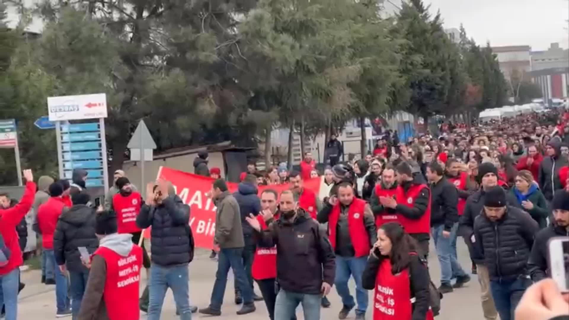 MATA OTOMOTİV İŞÇİLERİNİN İŞ BIRAKMA EYLEMİ 4. GÜNÜNDE... BİRLEŞİK METAL-İŞ SENDİKASI ŞUBE SEKRETERİ ÜLGU: “KORKU DUVARI YIKILDI”