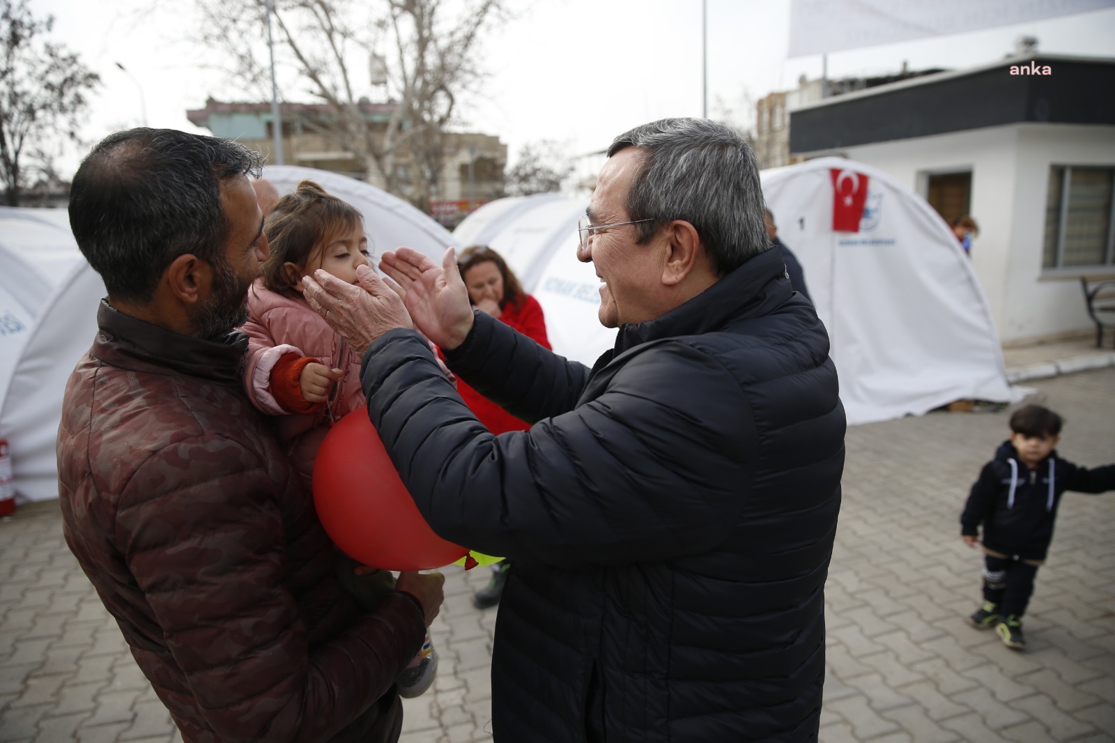 BELEDİYE BAŞKANI BATUR’DAN KONAK BELEDİYESİ’NİN KAHRAMANMARAŞ'TAKİ ÇADIR KENTİNE ZİYARET