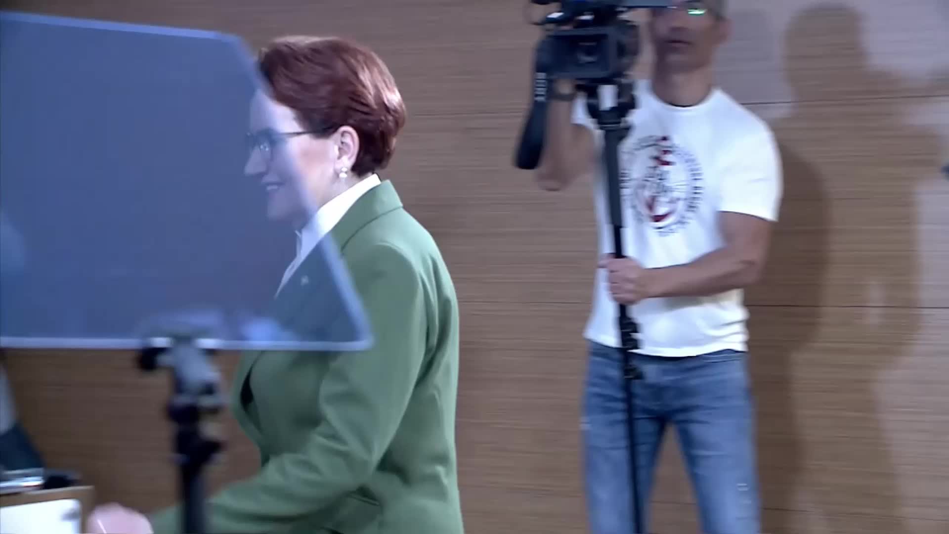 AKŞENER: “İKİ İSMİN ADAYLIĞI KONUSUNDA GÖRÜŞÜMÜZÜ BEYAN ETTİK. BU İKİ İSİM MANSUR YAVAŞ İLE EKREM İMAMOĞLU’YDU. KESİN BİR DİLLE REDDEDİLDİ. NE BİR KUMAR MASASINDA NE DE BİR NOTER MASASINDA OLMAYACAĞIZ”