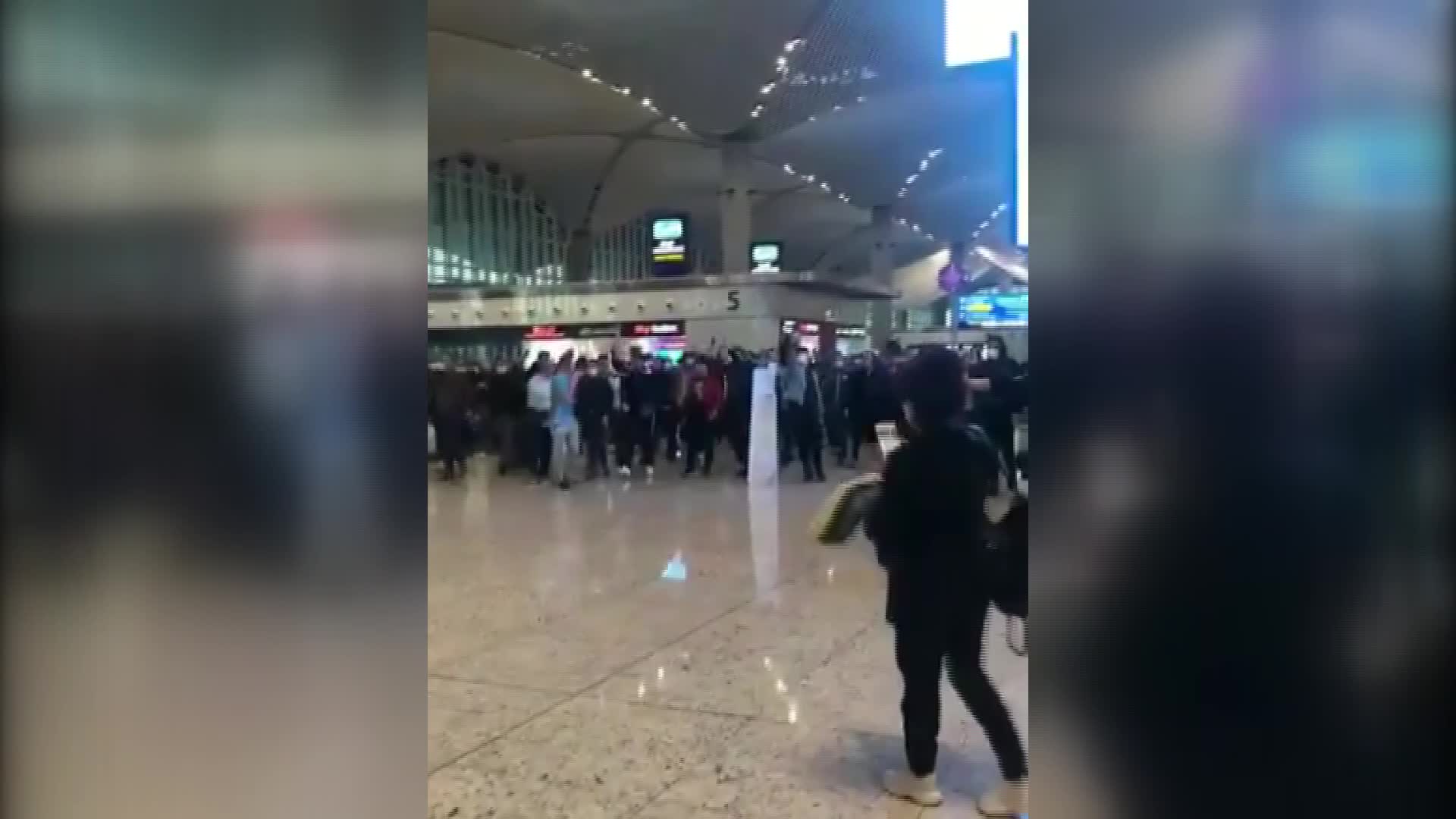 ÜLKELERİNE GİDİŞLERİNE İZİN VERİLMEYEN CEZAYİRLİLERDEN PROTESTO