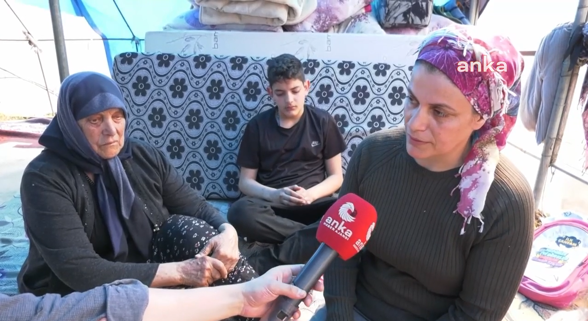 HATAYLI DEPREMZEDE: “OĞLUM TİP-1 DİYABETLİ, ANNEM KANSER HASTASI, BEN ANNEMİ ENKAZ ALTINDAN ÇEKTİM. ONU HAYATTA TUTMAK İÇİN YARDIM BEKLİYORUM. ŞU AN EN ÖNEMLİSİ KONTEYNER”