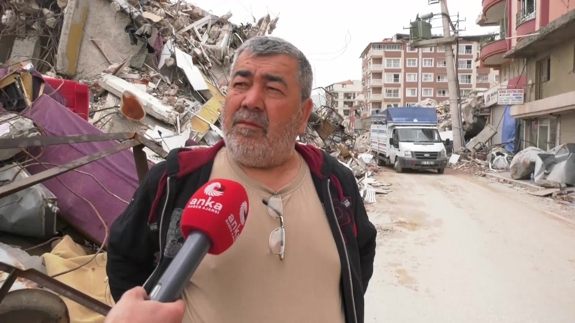 DEPREMZEDE EMEKLİ ÖĞRETMEN: “GELECEK BİLEMİYORUZ Kİ ÖNÜMÜZÜ NASIL GÖRECEĞİZ? DEVLETİMİZ YARDIMCI OLSUN, BİR AN EVVEL BU İNSANLARA YAPMASI GEREKEN NEYSE ONLARI YAPSIN”