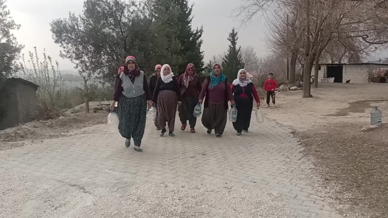DEPREMDEN SONRA KÖYÜNE GİDEN OSMANİYELİ: "DEPREMDEN KAÇTIM BURADA SUSUZLUĞA DÜŞTÜM"