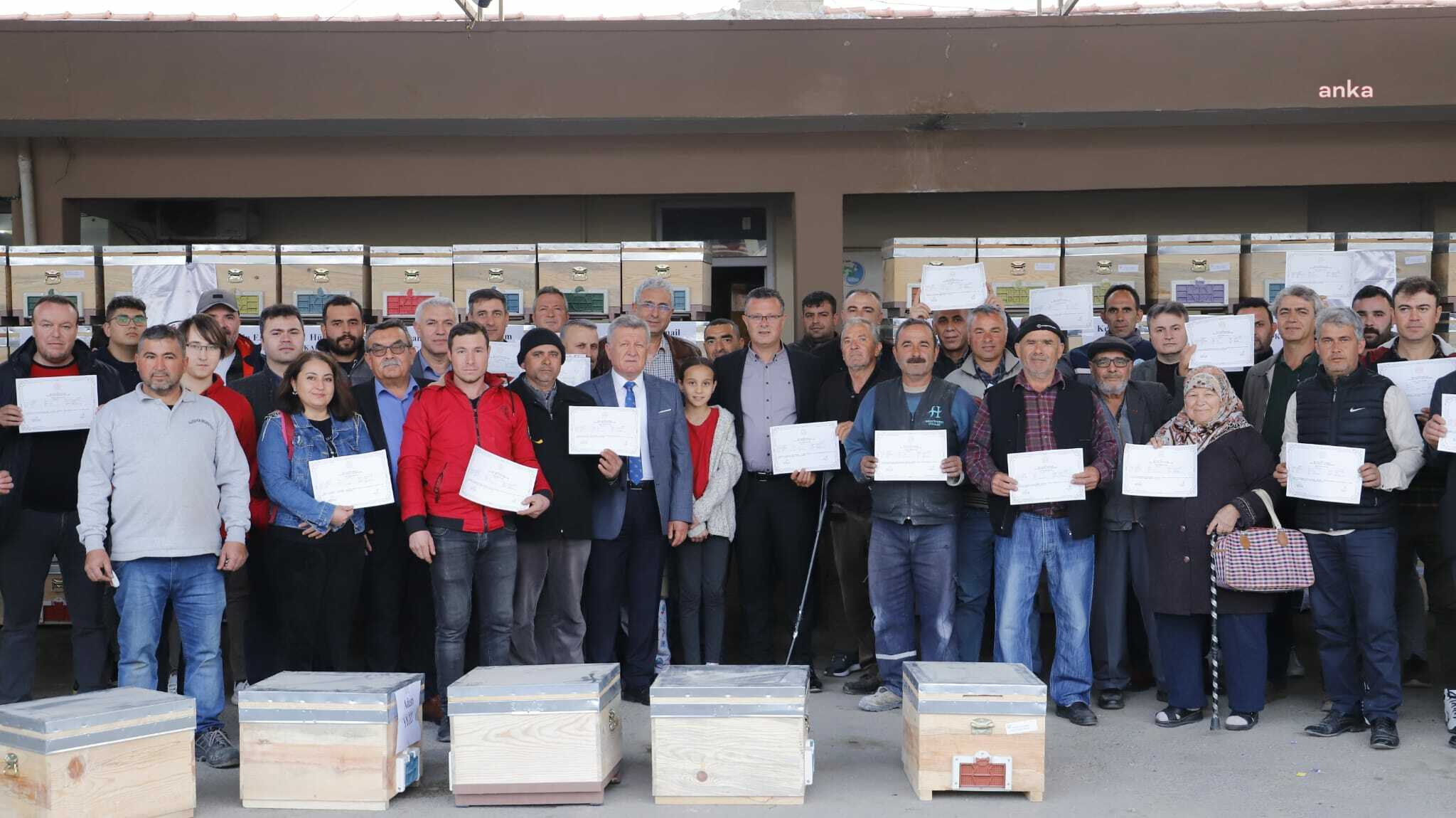 ALAŞEHİR BELEDİYESİ'NDEN ARICILIK KURSUNU TAMAMLAYAN KURSİYERLERE HEDİYE ARI KOVANI