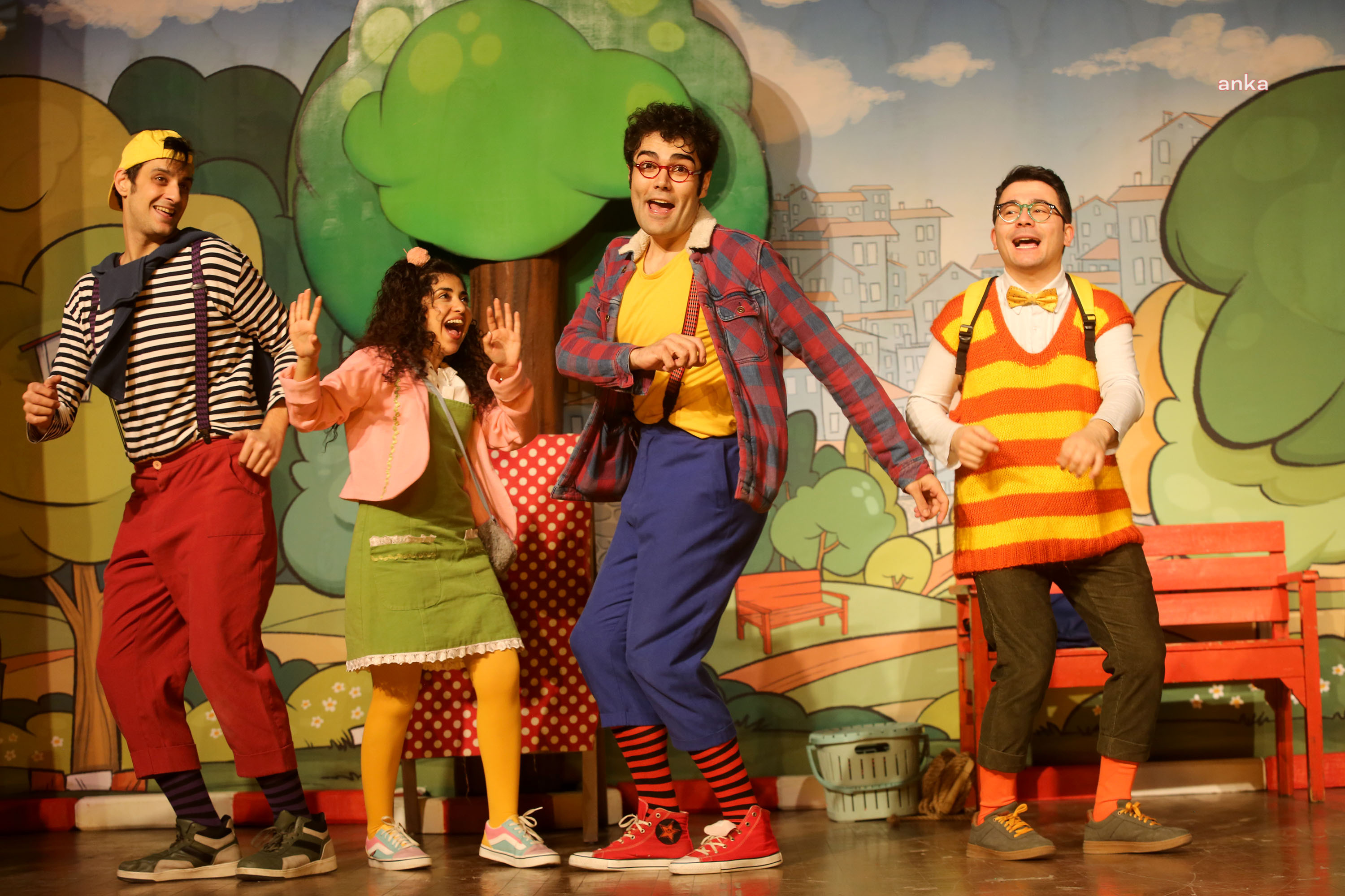 DEPREMZEDE ÇOCUKLAR, YENİMAHALLE’DE ‘MUTLULUK DENİNCE AKLA’ OYUNUYLA BULUŞTU
