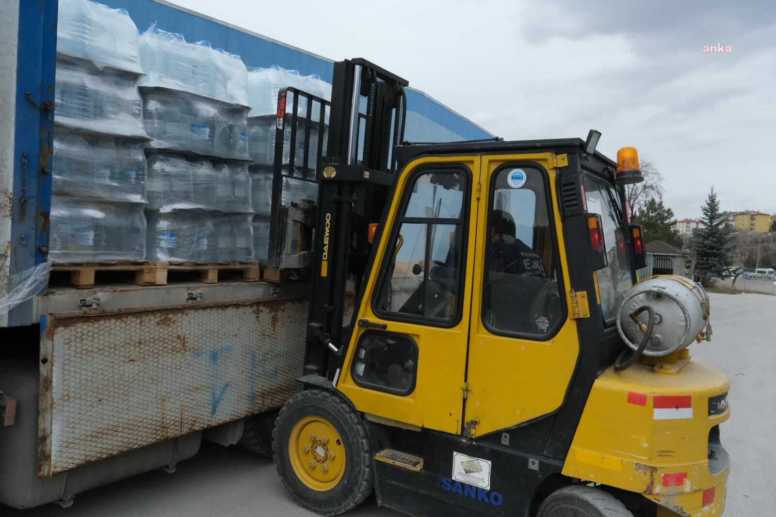 ESKİŞEHİR BÜYÜKŞEHİR BELEDİYESİ, HATAY’A 2 TIR SU GÖNDERDİ
