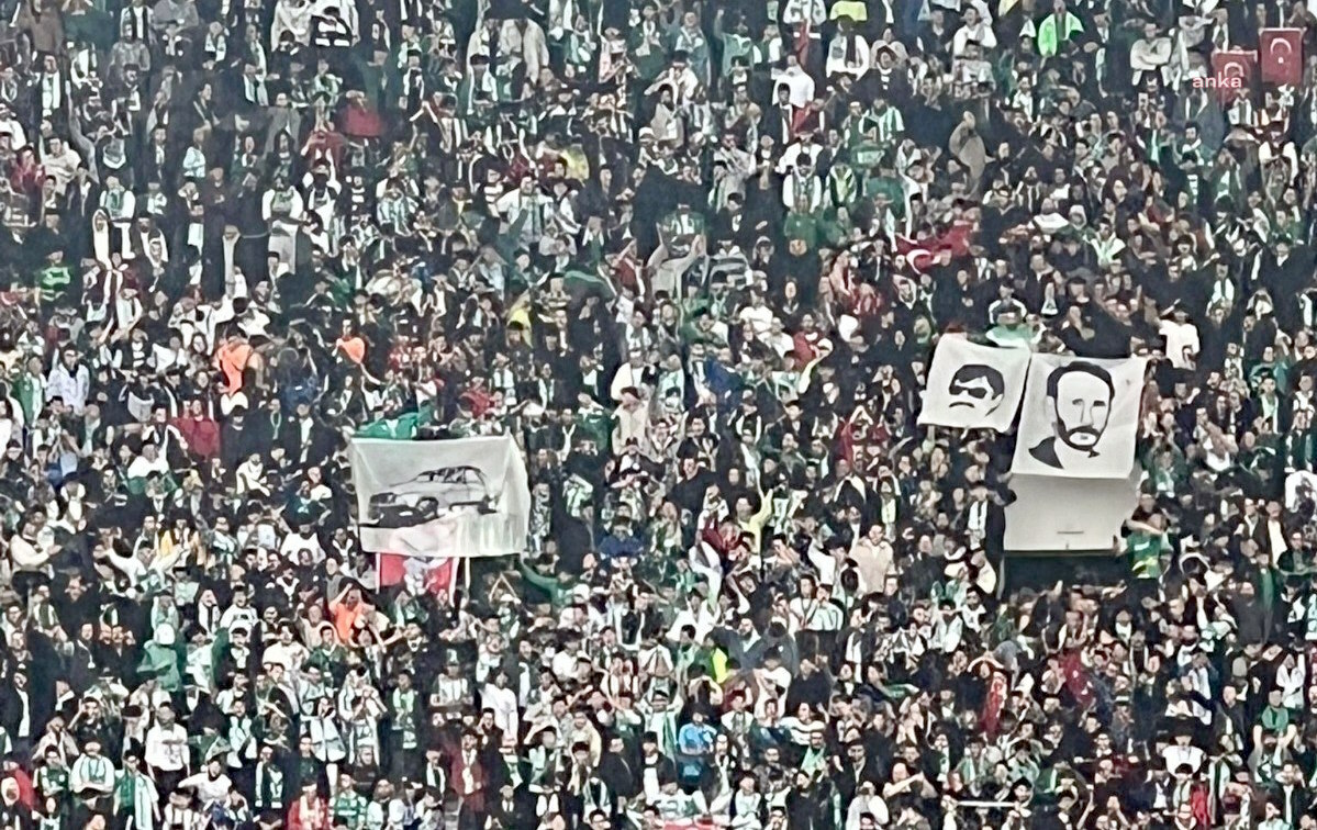 BURSASPOR-AMEDSPOR MAÇI ÖNCESİ STADYUM KARIŞTI. TRİBÜNLERDE "YEŞİL" POSTERİ AÇILDI, SAHAYA MAYTAP, BIÇAK, KURU SIKI VE TÜFEK FİŞEKLERİ FIRLATILDI