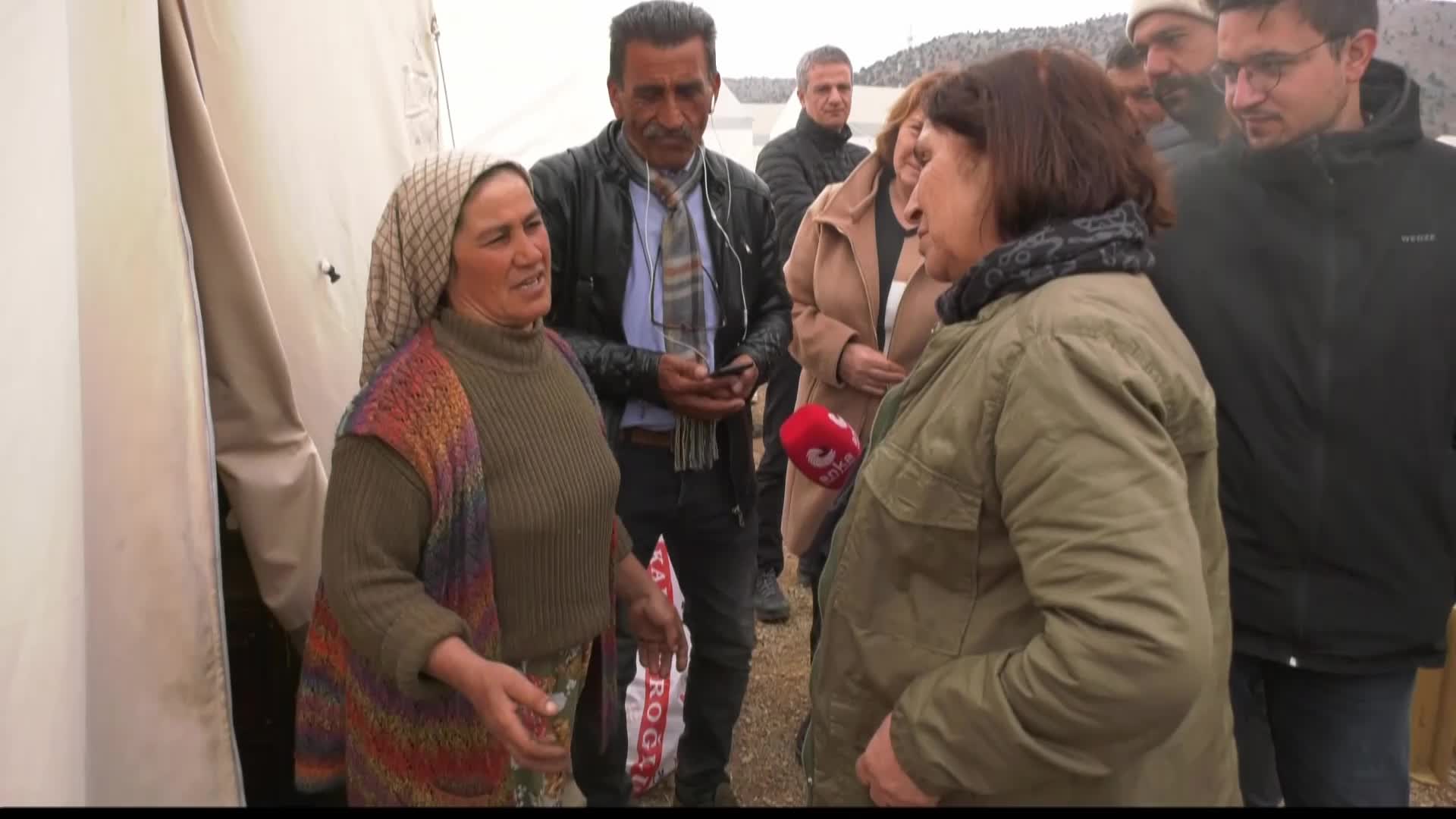 SELVİ KILIÇDAROĞLU'NUN KAHRAMANMARAŞ’TA DİNLEDİĞİ DEPREMZEDE: “DEPREMİN ÜZERİNDEN BİR AY GEÇTİ, BİR TÜRLÜ YARA DÜZELMİYOR”