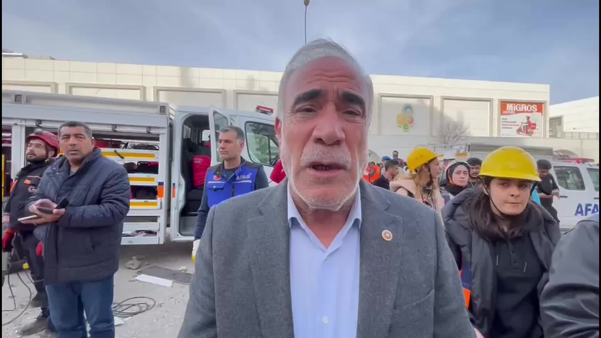 ŞANLIURFA’DA AĞIR HASARLI BİNA ÇÖKTÜ… AZİZ AYDINLIK: "ŞU ANDA BİR SES GELİYOR. ONUN İÇİN ÇALIŞMALAR YAPILIYOR"