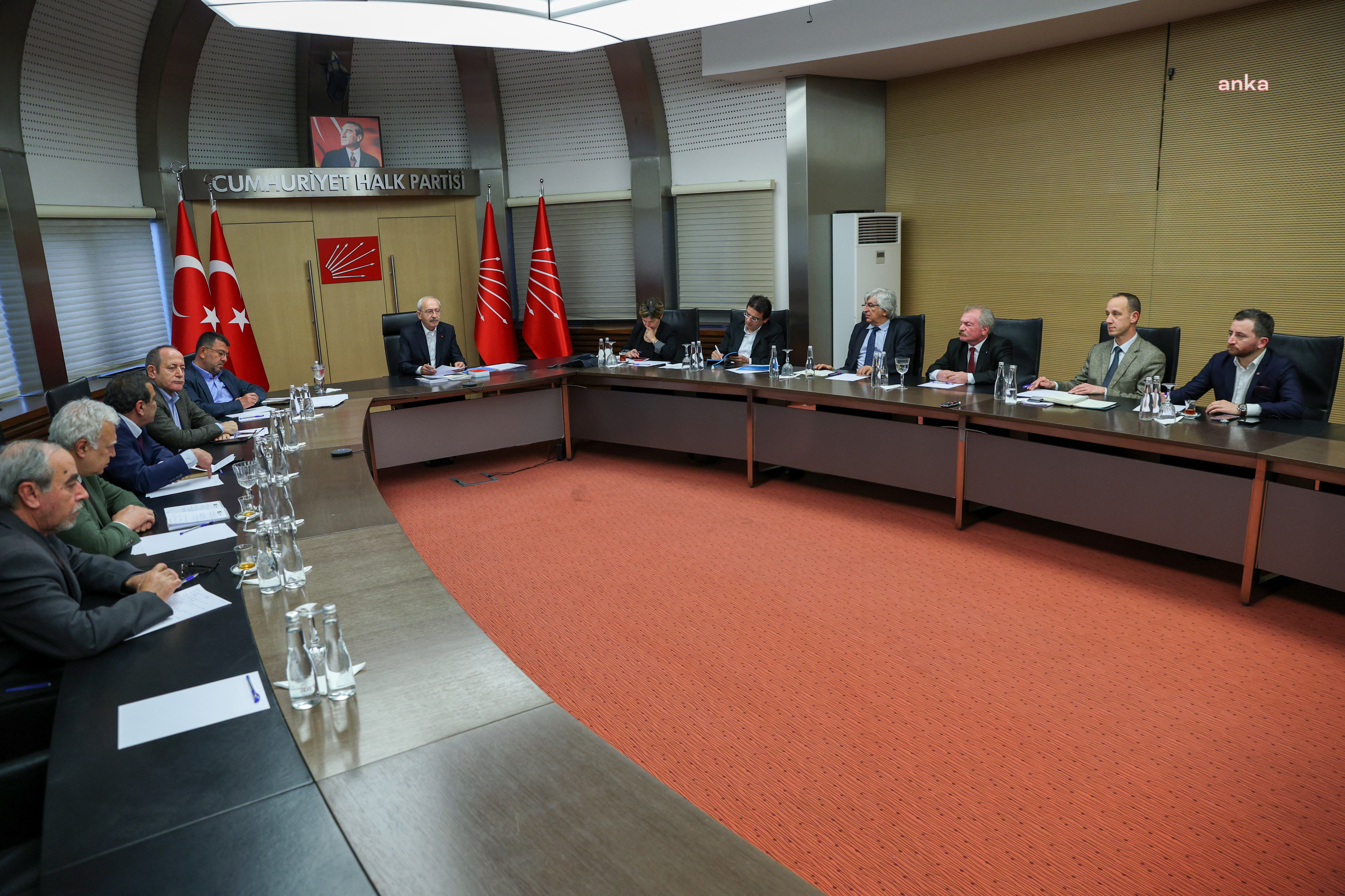 KILIÇDAROĞLU, SENDİKA VE TMMOB’A BAĞLI ODA TEMSİLCİLERİYLE BİR ARAYA GELDİ