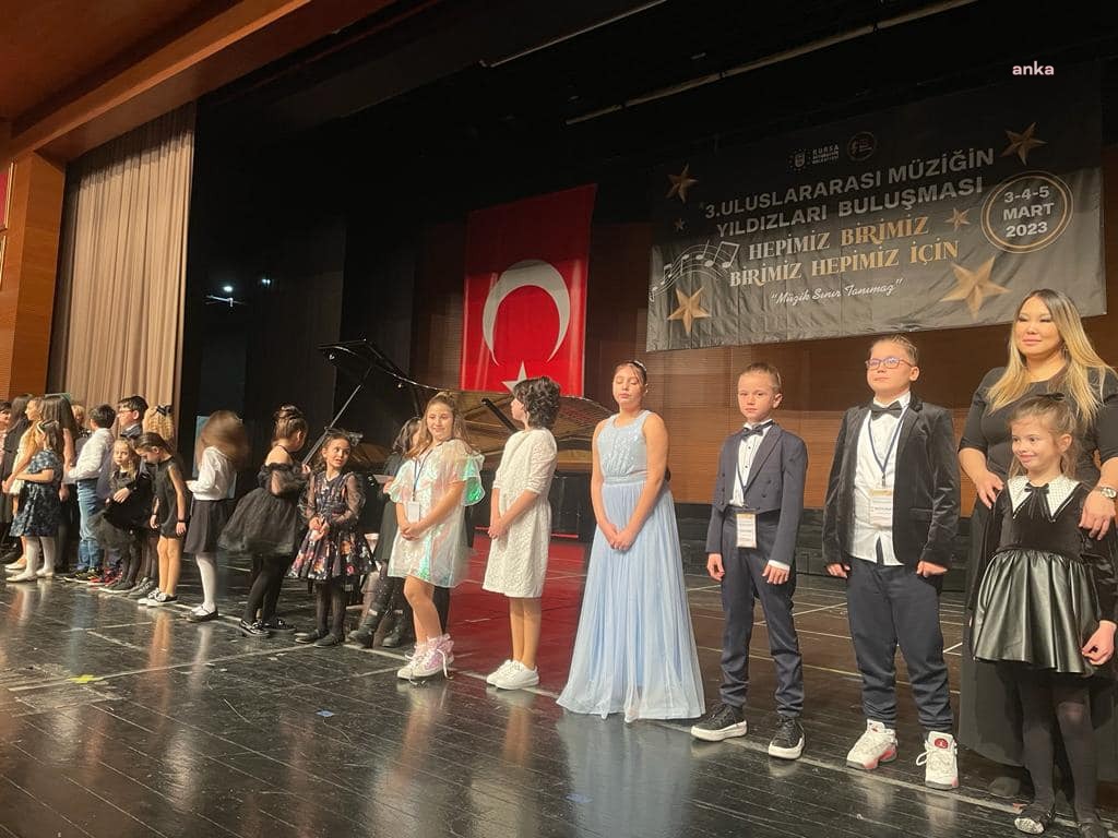 BİLECİK BELEDİYESİ SANAT AKADEMİSİ PİYANO KURSU ÖĞRENCİLERİ, DEPREMZEDELER İÇİN SAHNE ALDI