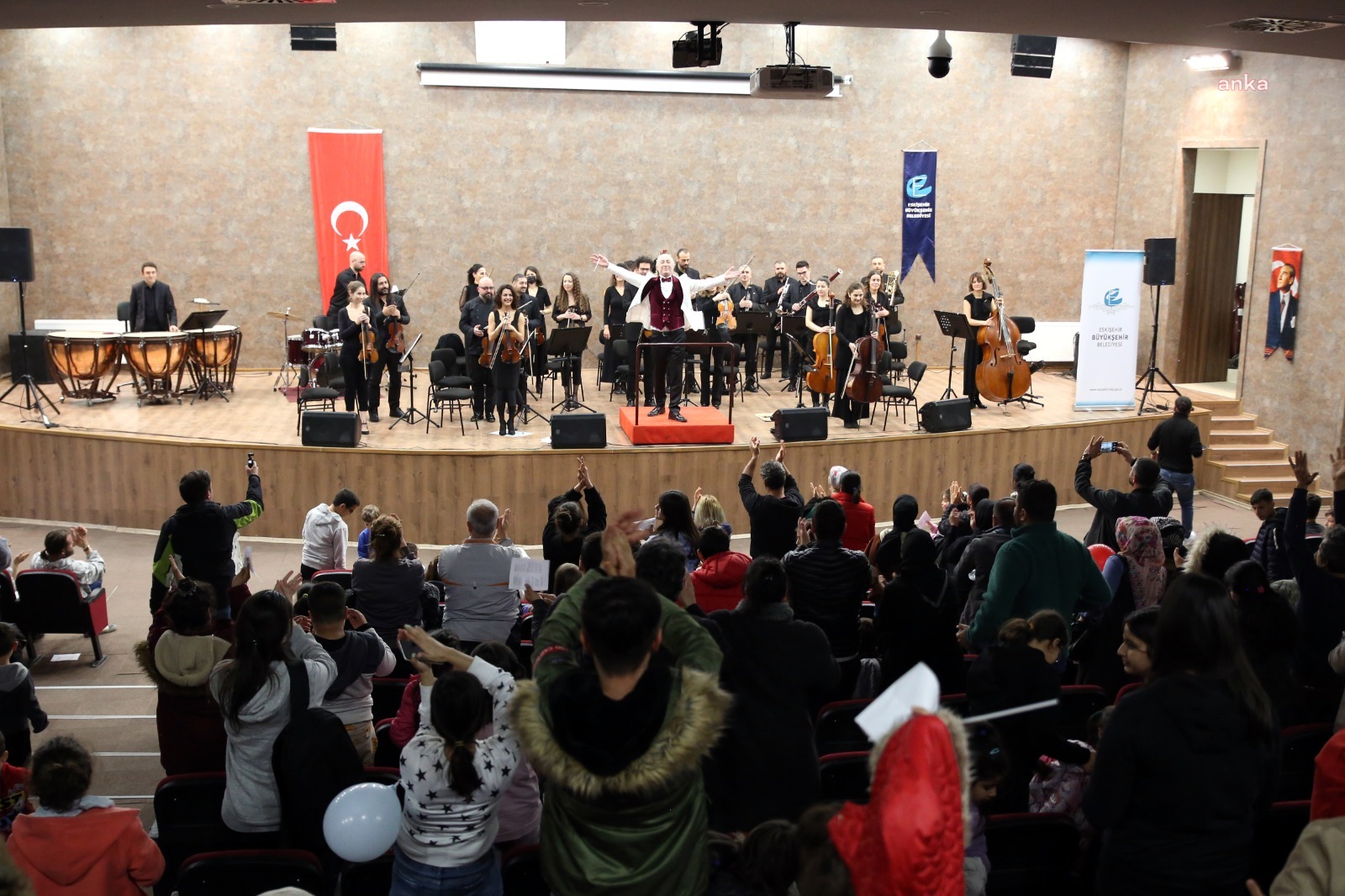 ESKİŞEHİR BÜYÜKŞEHİR'DEN KYK YURDUNDAKİ DEPREMZEDELERE ÇOK SESLİ MORAL