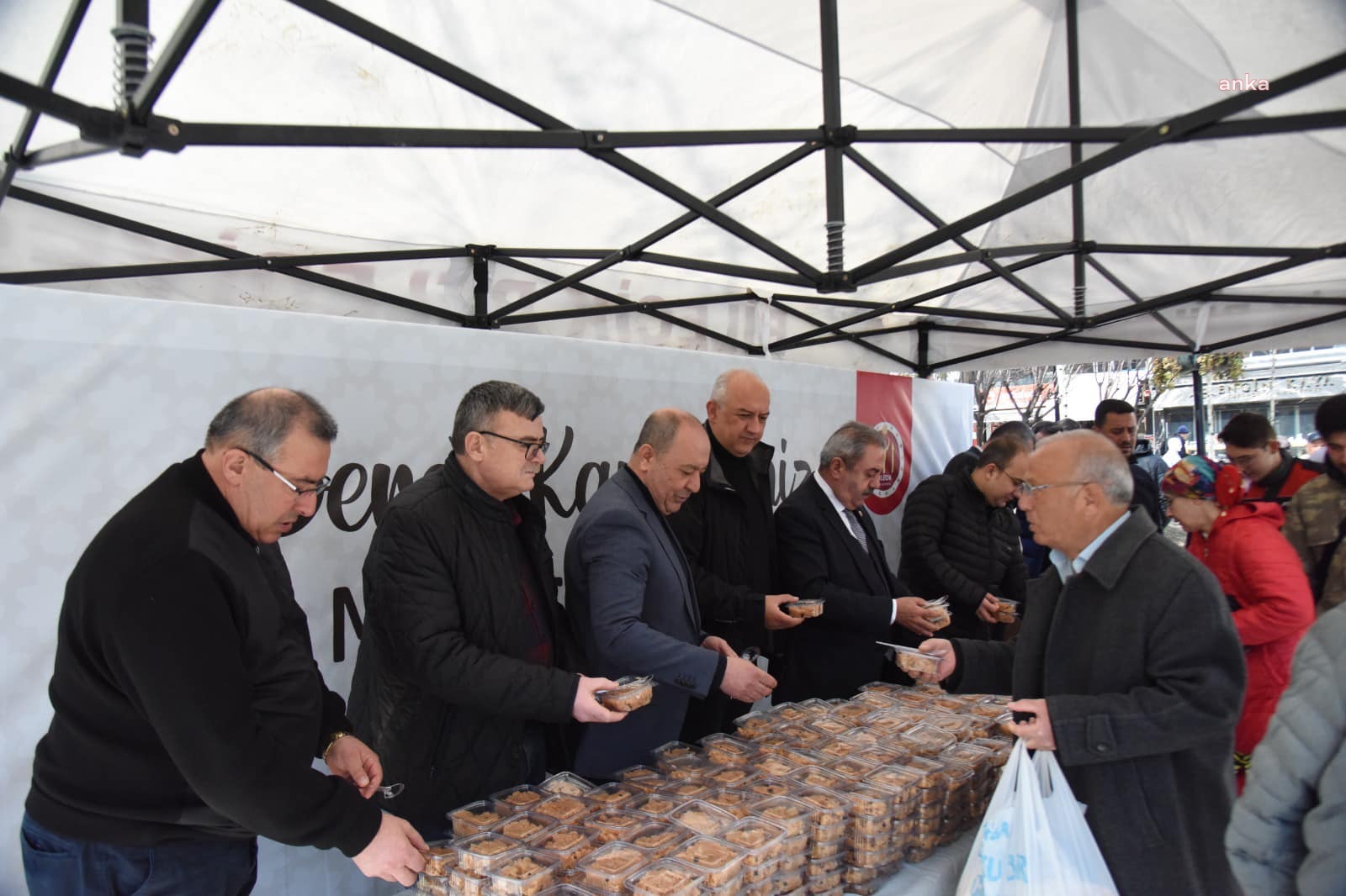 BİLECİK BELEDİYESİ’NDEN BERAT KANDİLİ DOLAYISIYLA YURTTAŞLARA HELVA İKRAMI