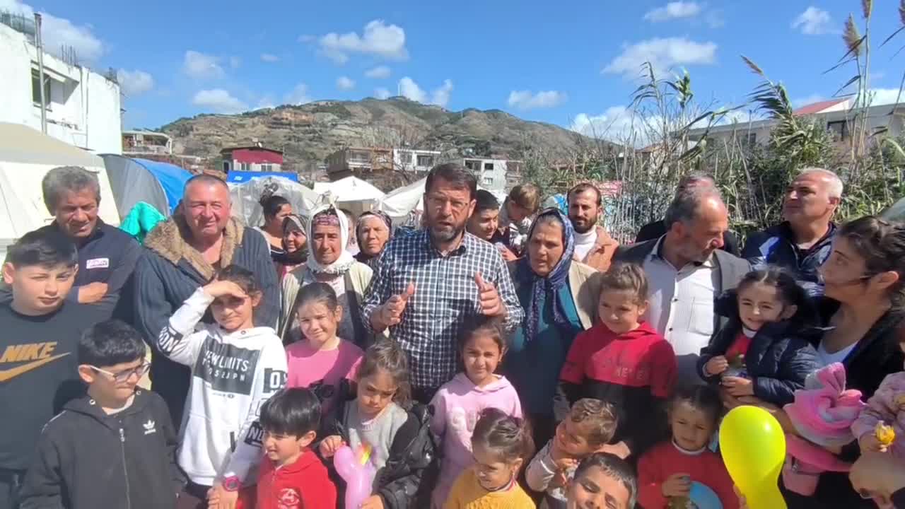 SAMANDAĞ BELEDİYE BAŞKANI ERYILMAZ, YETKİLİLERE SESLENDİ: "DEPREMİN ÜZERİNDEN 1 AY GEÇTİ HALA VATANDAŞIMIZ ‘ÇADIR ÇADIR’ DİYE FERYAT EDİYOR"