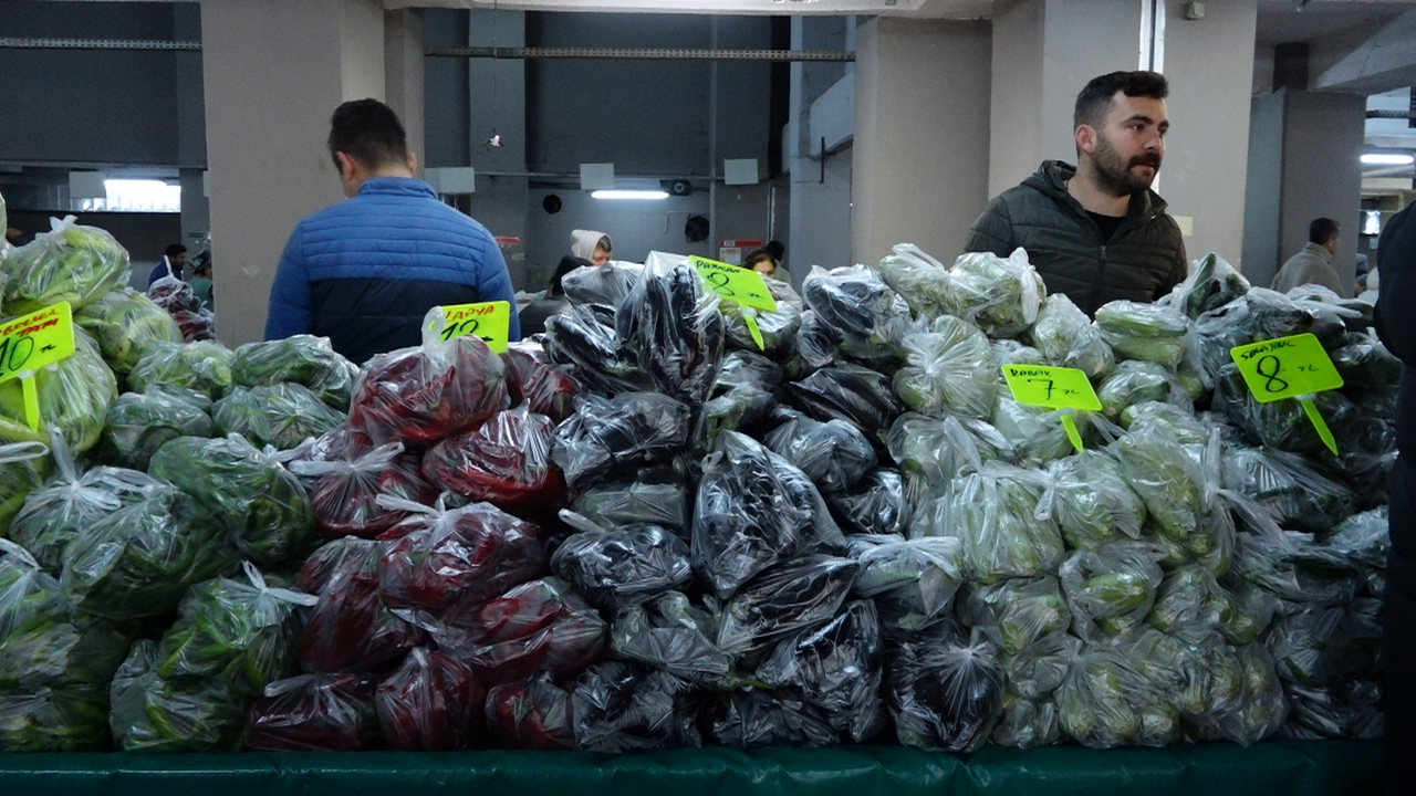 MARMARİS'TE KORONAYA KARŞI SEBZE MEYVELER POŞETE GİRDİ