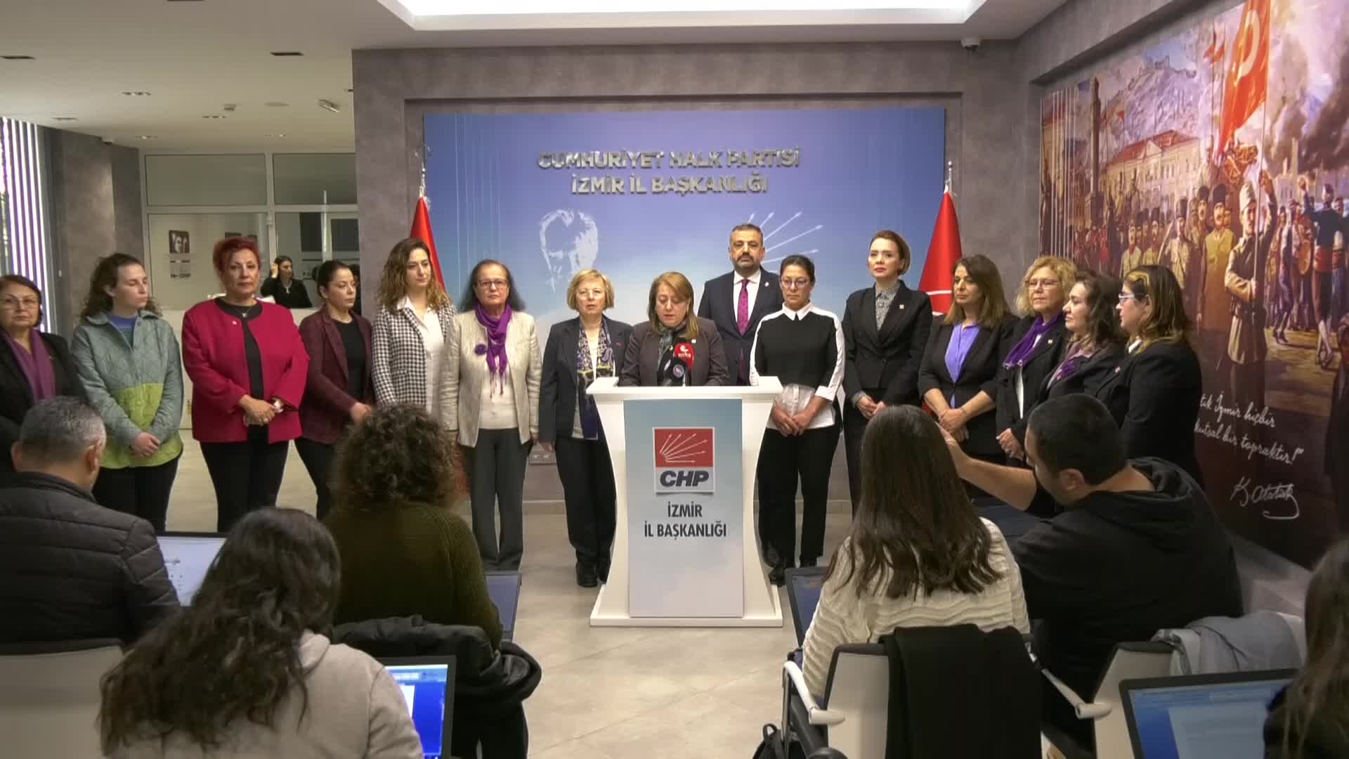 CHP İZMİR KADIN KOLLARI BAŞKANI UÇAR: "BÜTÜN KADINLARA ÇAĞRI YAPIYORUZ: AYAĞA KALKIN. GELİN, HALİL İBRAHİM SOFRASINA BİRLİKTE OTURALIM"