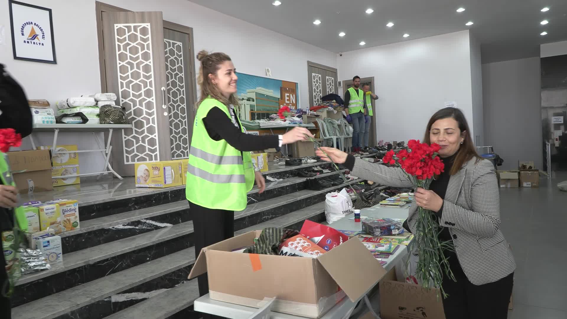 MURATPAŞA BELEDİYESİ’NDEN DEPREMZEDE KADINLARA HİJYEN PAKETİ