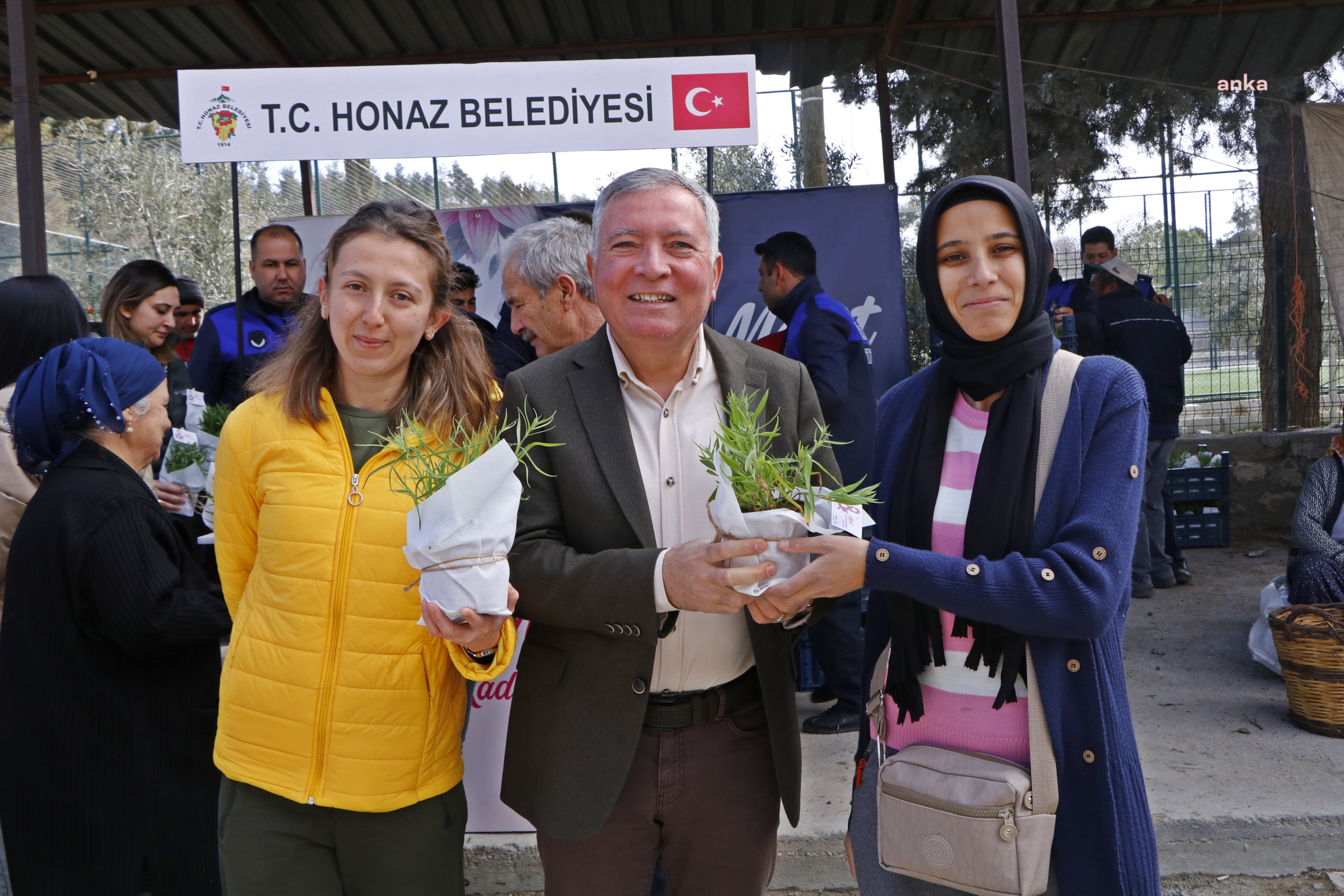 HONAZ BELEDİYE BAŞKANI KEPENEK, ‘8 MART’TA KADINLARA ÇİÇEK HEDİYE ETTİ