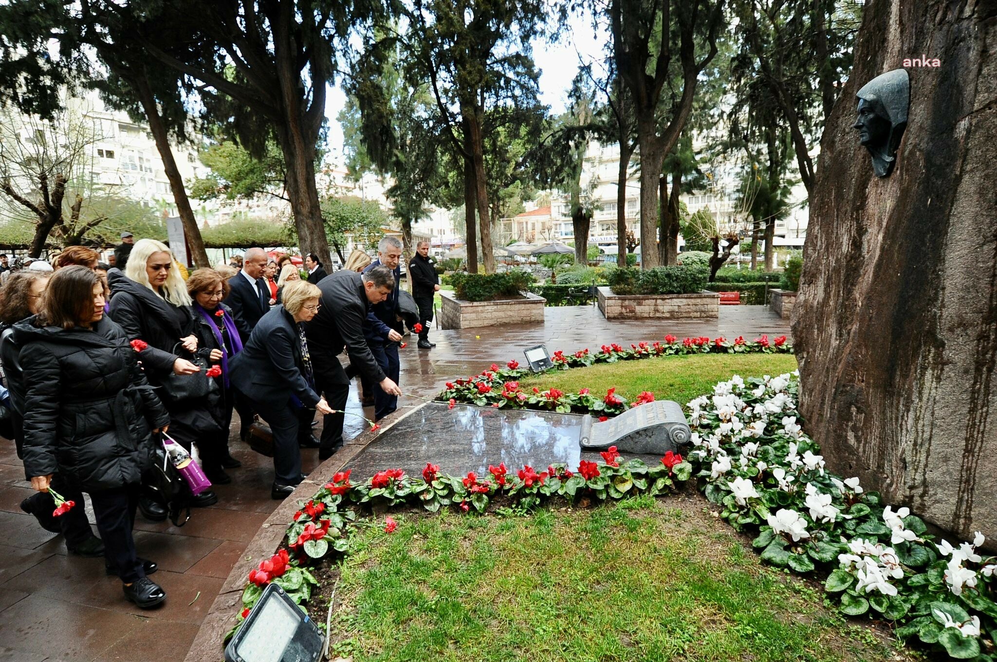 KARŞIYAKA'DA ZÜBEYDE ANNE’NİN HUZURUNDA 8 MART ANMASI