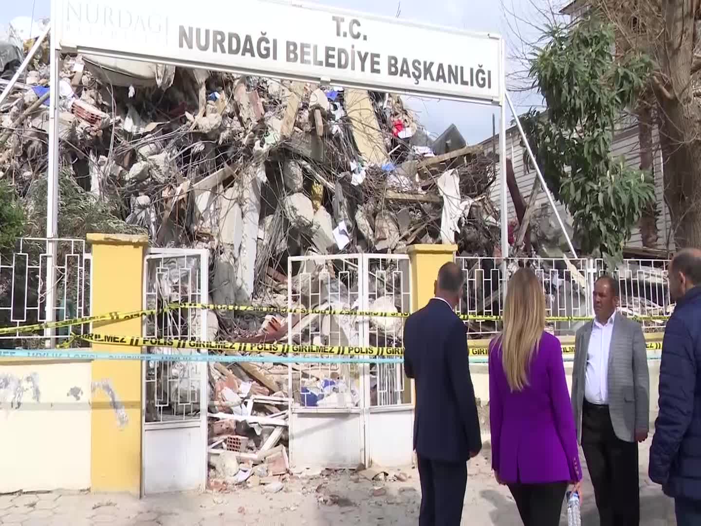 AYLİN NAZLIAKA, NURDAĞI’NDA İŞ MAKİNLERİYLE YIKILAN BELEDİYE BİNASINI İNCELEDİ: "BÜYÜK İHTİMALLE BİRTAKIM DOSYALARIN ENKAZ ALTINDA KALMASINI SAĞLADILAR"