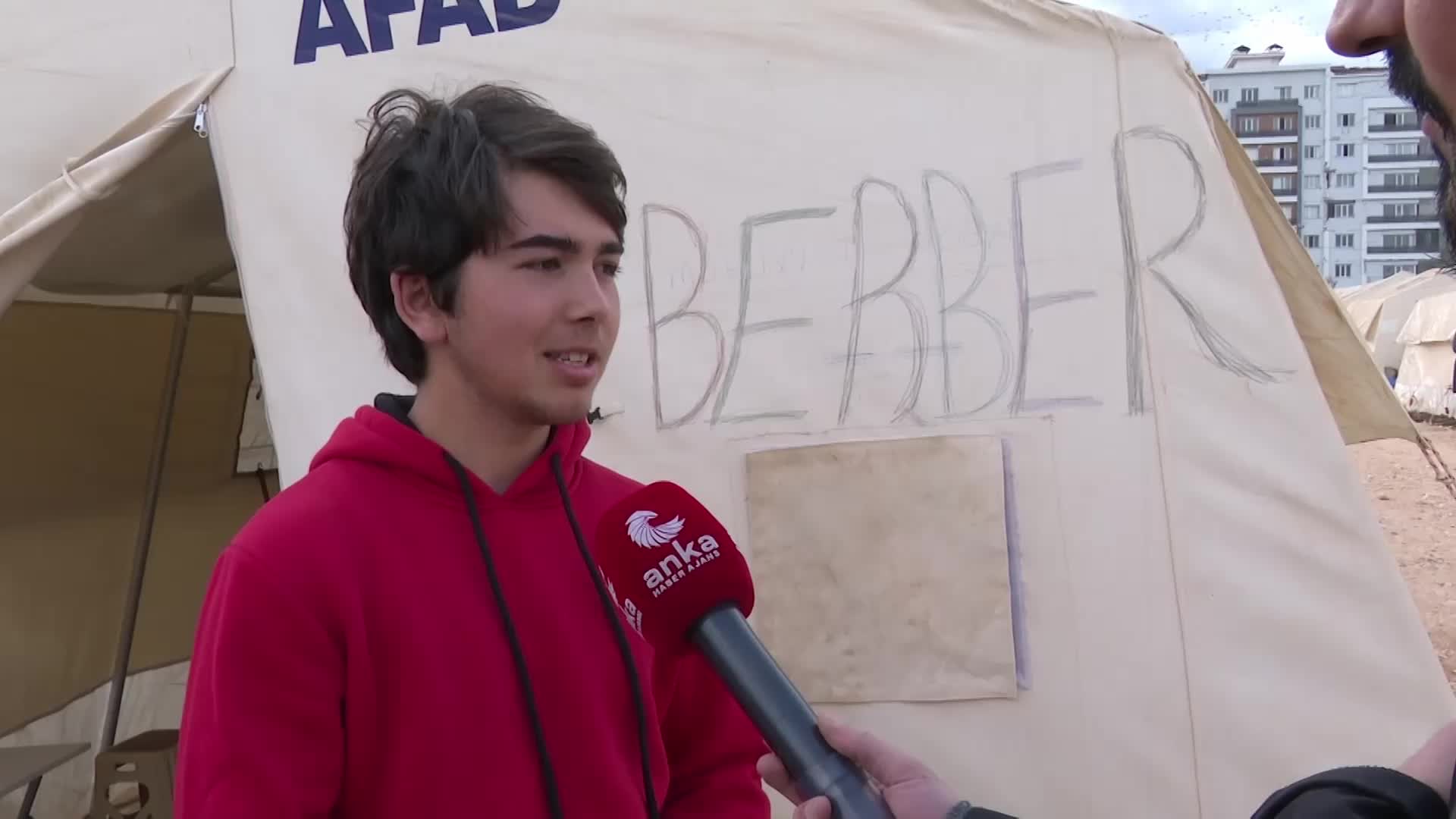 GAZİANTEPLİ BERBER ÇIRAĞI, DEPREMZEDELERİ ÜCRETSİZ TIRAŞ EDİYOR: “USTA DEĞİLİZ AMA KALFAYIM DİYEBİLİRİM BU SAATTEN SONRA”