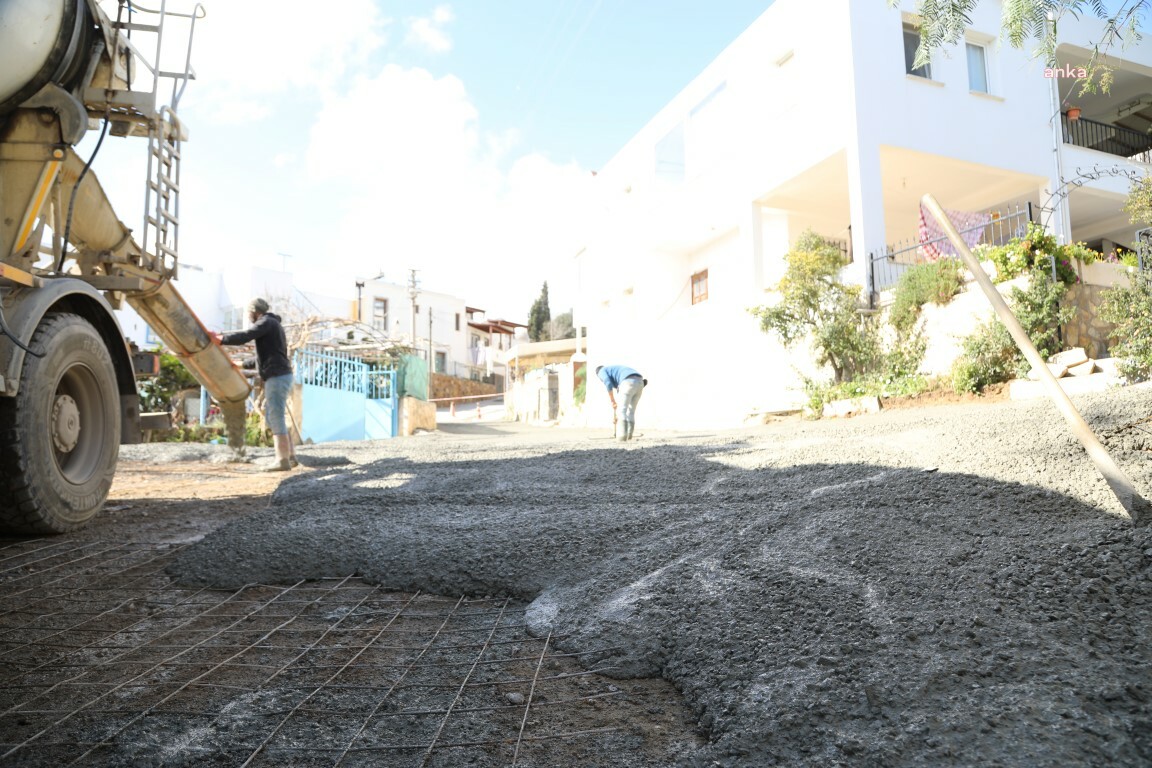 BODRUM BELEDİYESİ, İLÇEDEKİ YOLLARDA ÜSTYAPI ÇALIŞMALARINI SÜRDÜRÜYOR