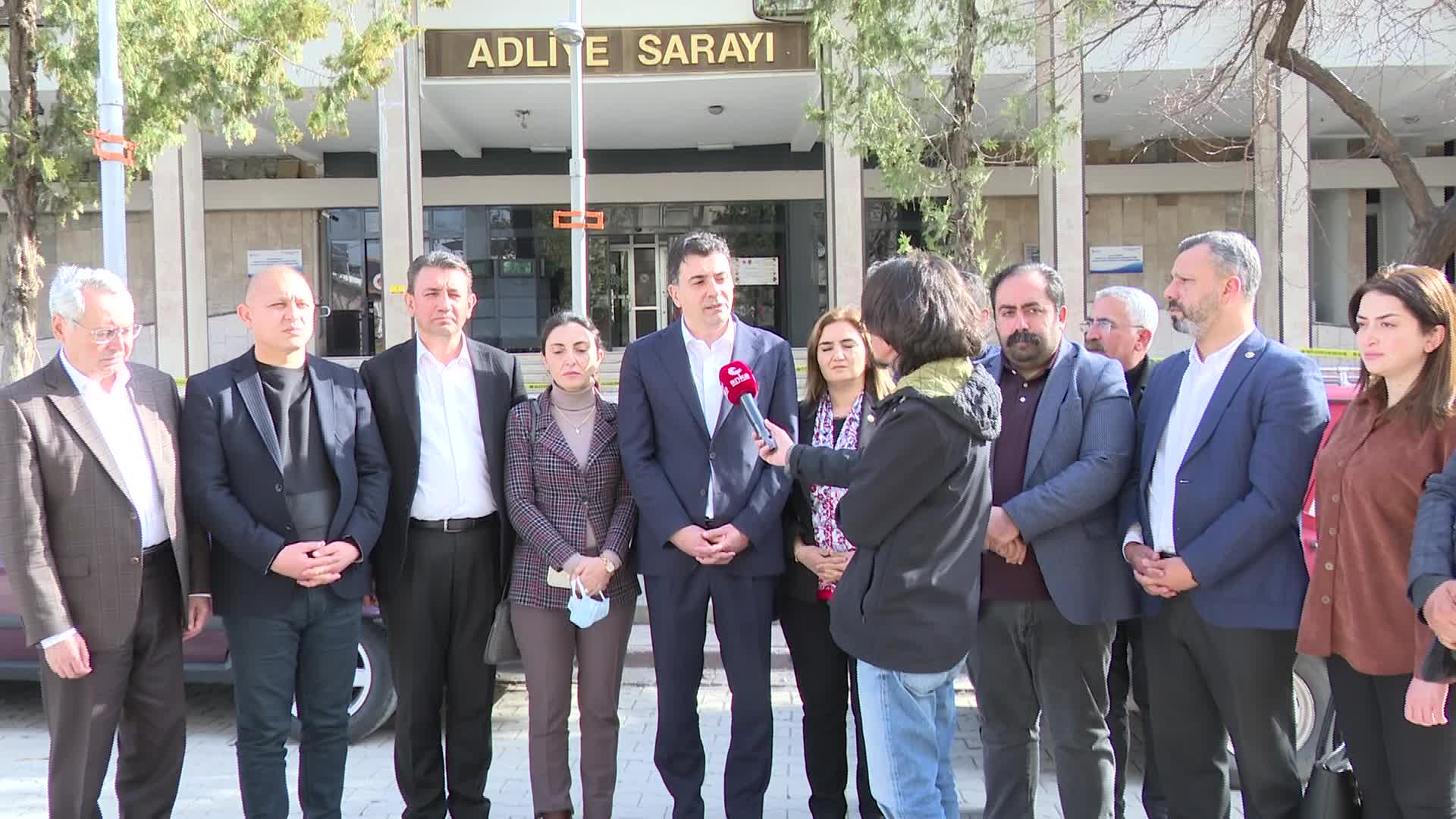 CHP HUKUK KOMİSYONU DEPREM BÖLGESİNDE... KOMİSYON ÜYESİ EMRE: “İKTİDARIN BU İŞTEN ELİNİ YIKAYIP SIYRILMASINA İZİN VERMEYECEĞİZ”