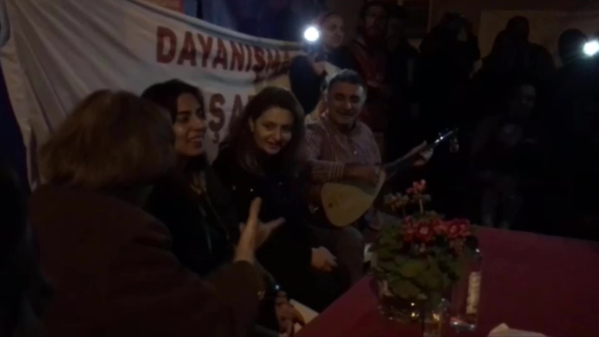 İLERİCİ KADINLAR DERNEĞİ ÜYELERİ VE SANATÇILAR HATAY’DA DEPREMZEDE KADINLARLA BİR ARAYA GELDİ