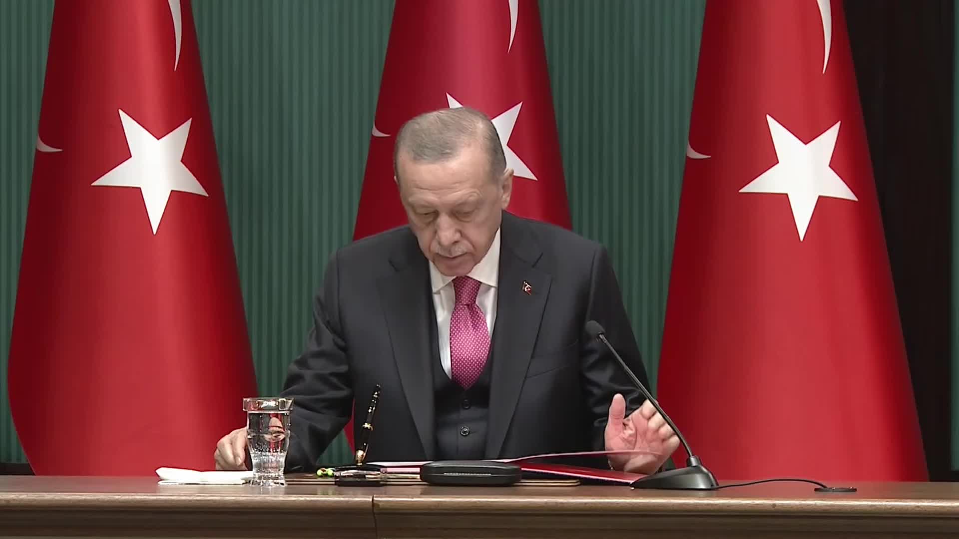 ERDOĞAN, SEÇİMLERİN YENİLENMESİ KARARINI CANLI YAYINDA İMZALADI: “CUMHURBAŞKANI VE MİLLETVEKİLİ SEÇİMLERİNİN 14 MAYIS’TA YENİLENMESİ KARARINI İMZALAMIŞ BULUNUYORUM”