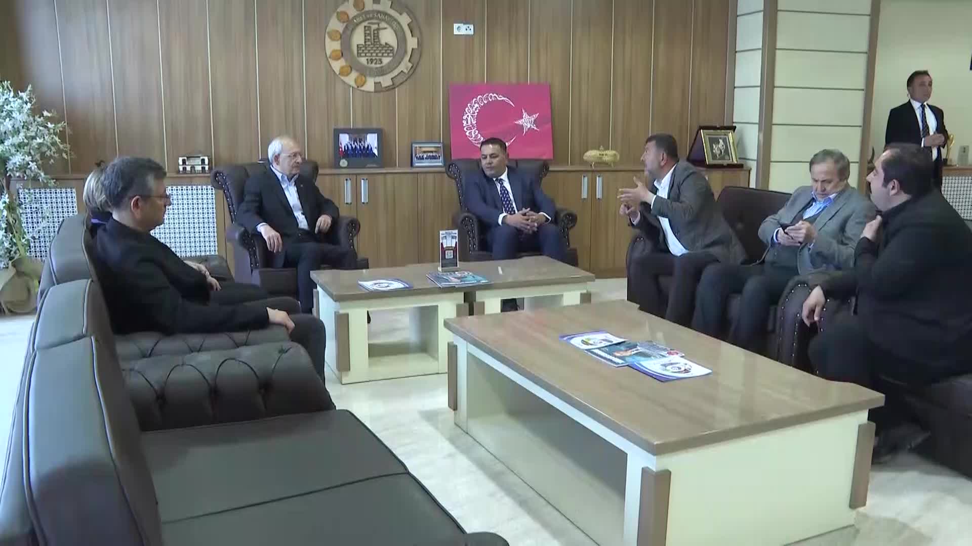 CUMHURBAŞKANI ADAYI KILIÇDAROĞLU'NUN DERDİNİ DİNLEDİĞİ MALATYALI BİR MUHTAR: "BUGÜN NASIL GELİP BİZLERİN DERDİNİ SORUYORSANIZ YARIN DÜZLÜĞE ÇIKARKEN DE BİZLERİN YANINDA OLACAĞINIZA EMİNİM"