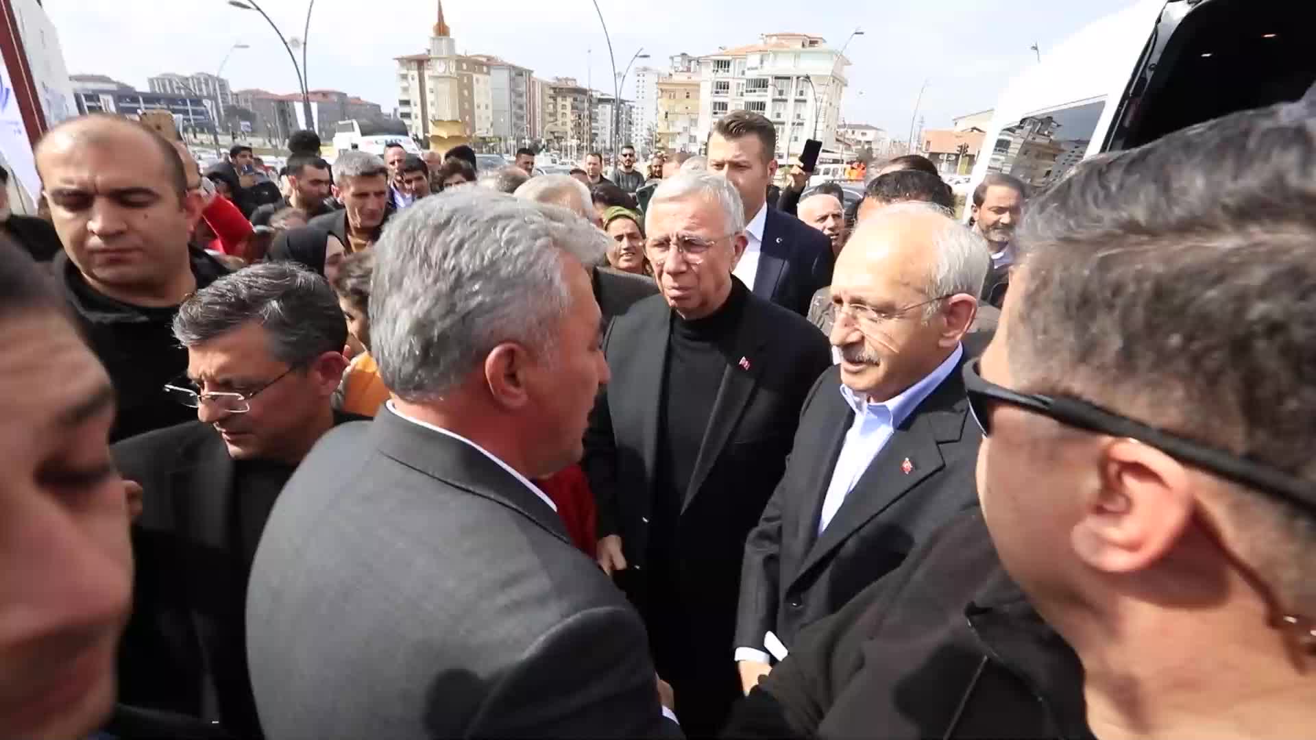 KILIÇDAROĞLU, GÜZELBAHÇE BELEDİYESİ'NİN KONTEYNER KENTİNİ ZİYARET ETTİ