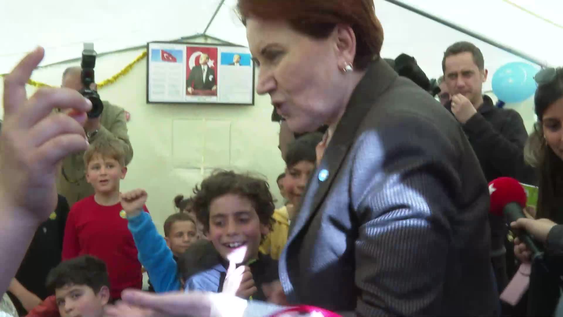 AKŞENER’İN HATAY’DA, DEPREMİN 34. GÜNÜNDE DİNLEDİĞİ DEPREMZEDE: “İNŞAATTA YATIYORUZ, ÇADIRIMIZ YOK”