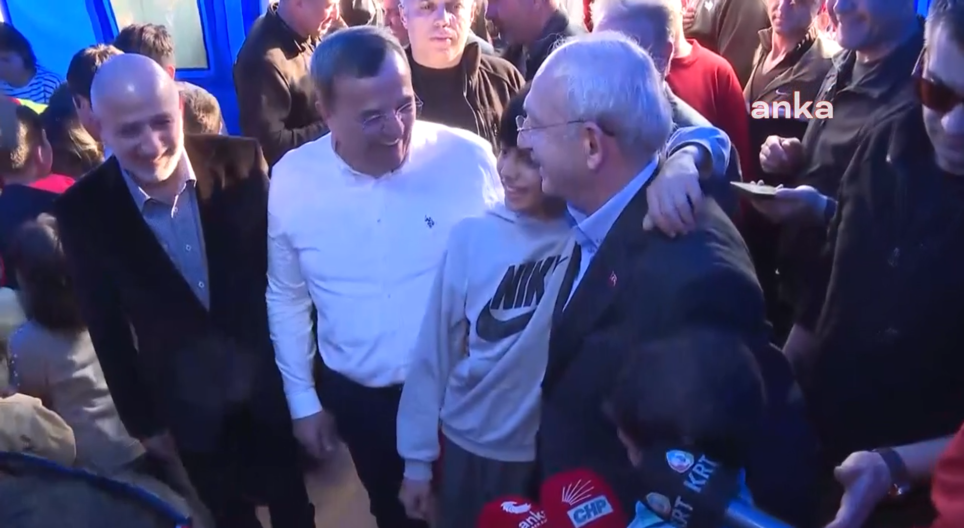 KAHRAMANMARAŞ'TA KEMAL KILIÇDAROĞLU İLE FOTOĞRAF ÇEKTİREN ÇOCUK: "KEMAL ABİ, SENİNLE FOTOĞRAF ÇEKTİRELİM DE HAVAMIZ OLSUN"
